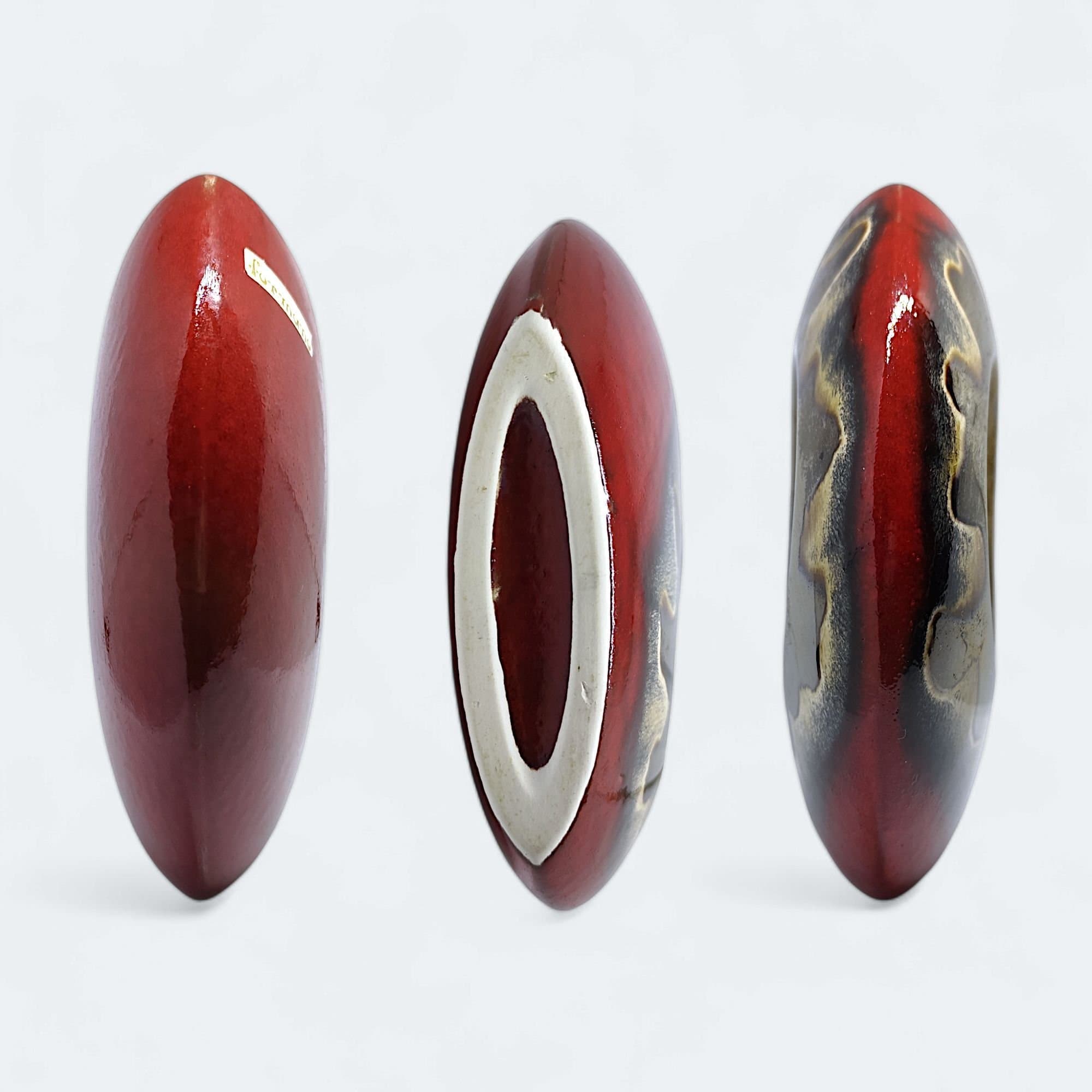 Formano keramik vas i röd, svart och guld.