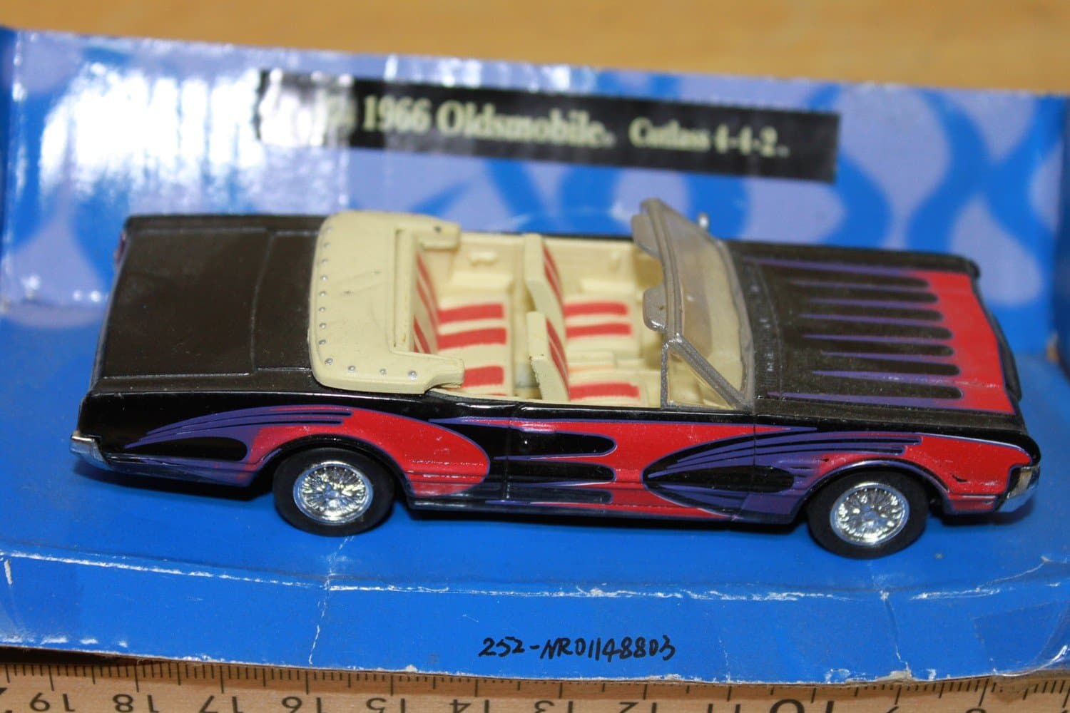 City Cruiser Collection 1966 Oldsmobile Cutlass 4-4-2 cab 1:43