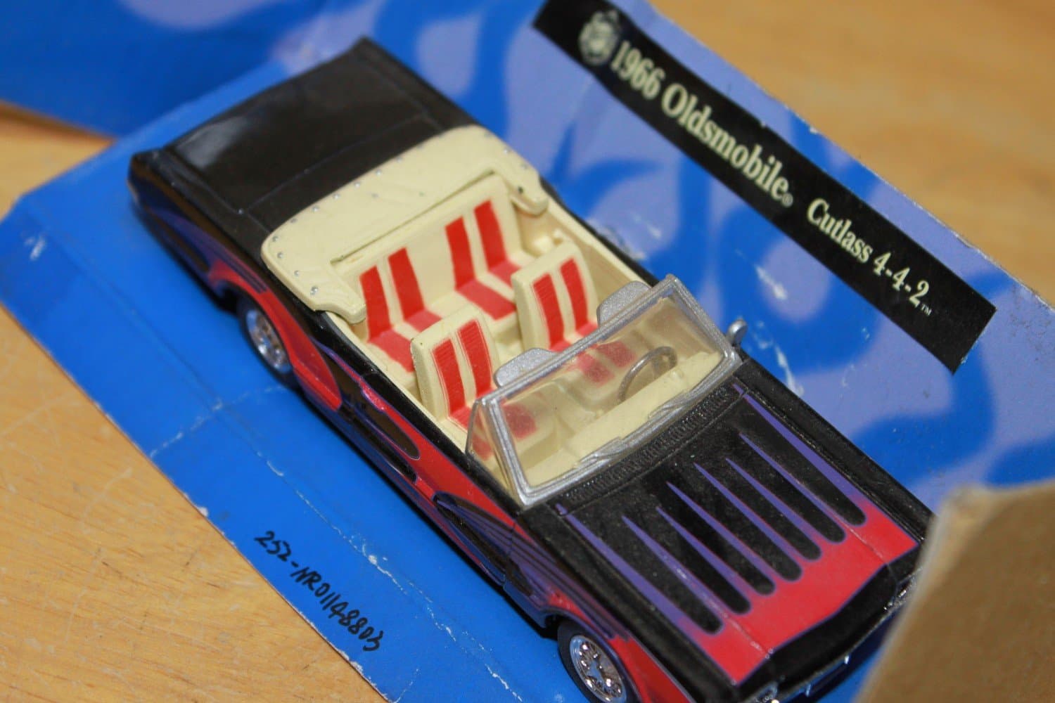 City Cruiser Collection 1966 Oldsmobile Cutlass 4-4-2 cab 1:43