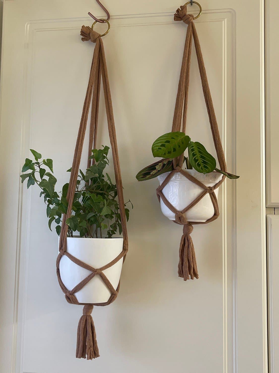 Två Bruna amplar, makramé, plant hanger, 16-20 cm
