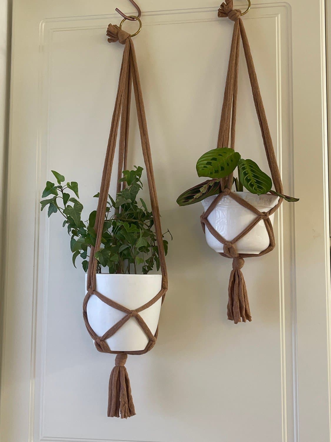 2 bruna amplar, makramé, plant hanger, 10-12 cm