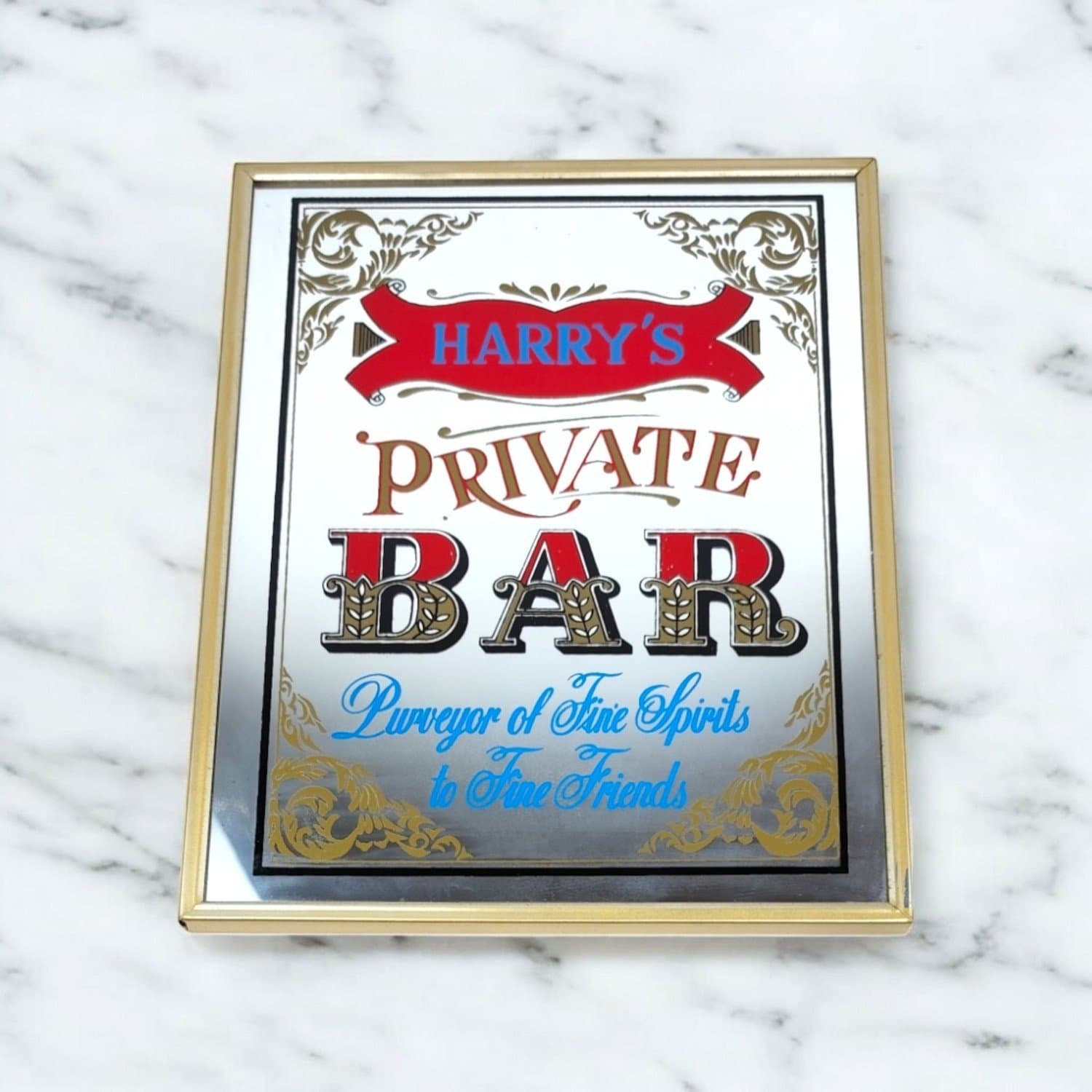 En dekorativ spegel tavla med texten Harrys Private Bar