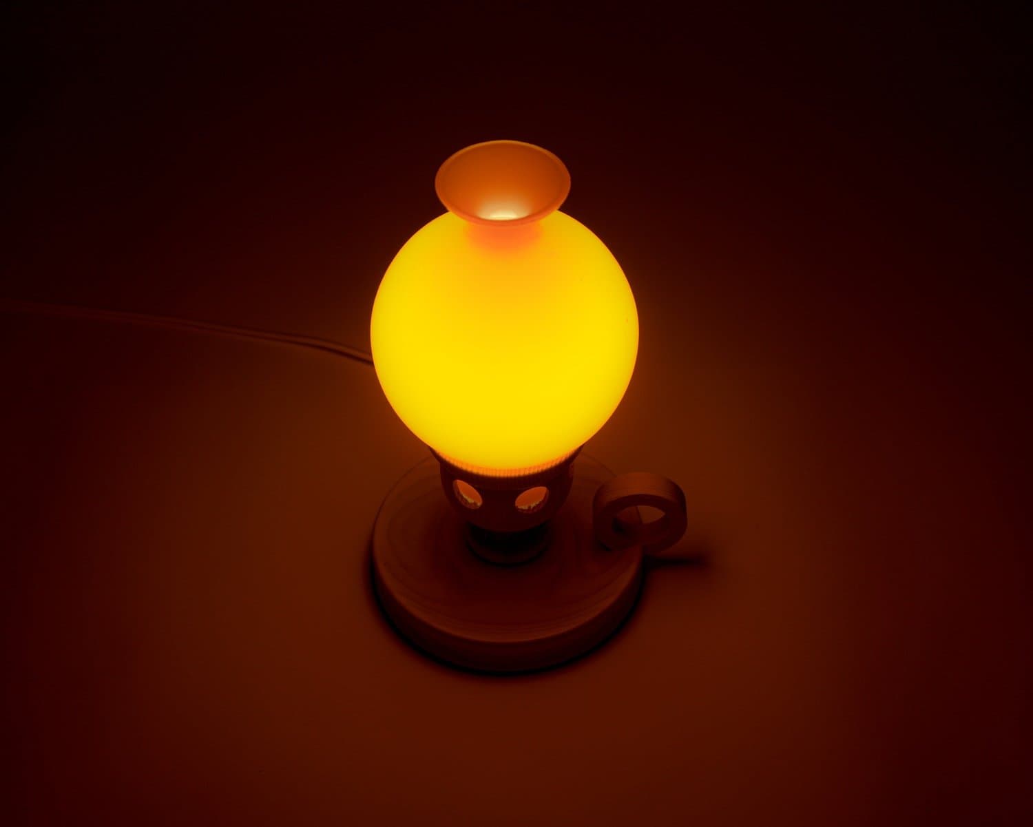 Bordslampa, Flygsfors och Markslöjd, orange glas, vitbetsad furu, oanvänt 1970