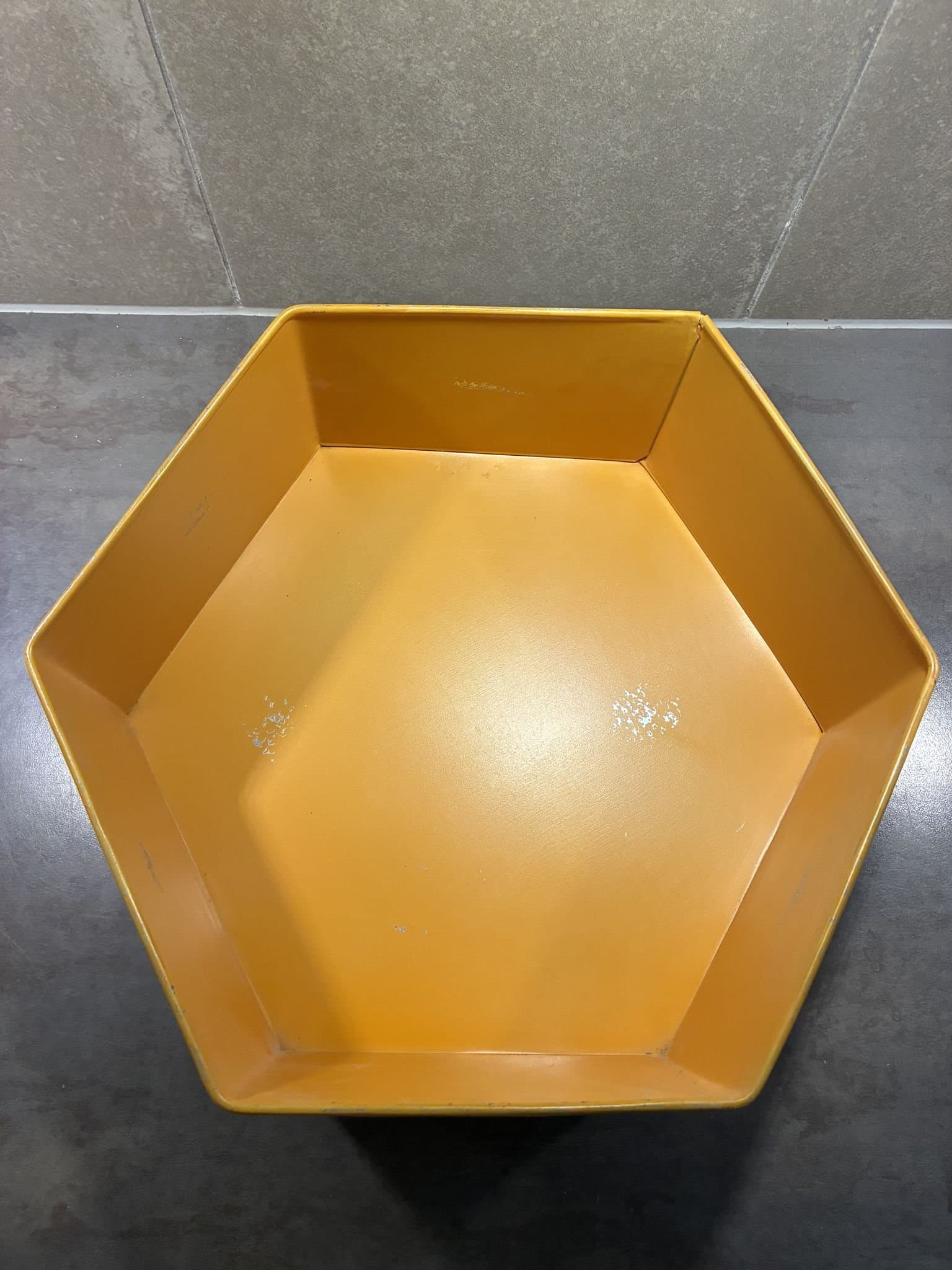 En hexagonal hylla i plåt / haxagonformad hylla / vägghylla! ”Worn-iron”