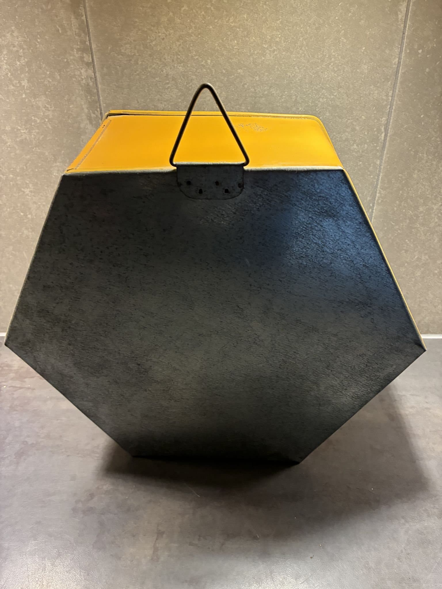 En hexagonal hylla i plåt / haxagonformad hylla / vägghylla! ”Worn-iron”