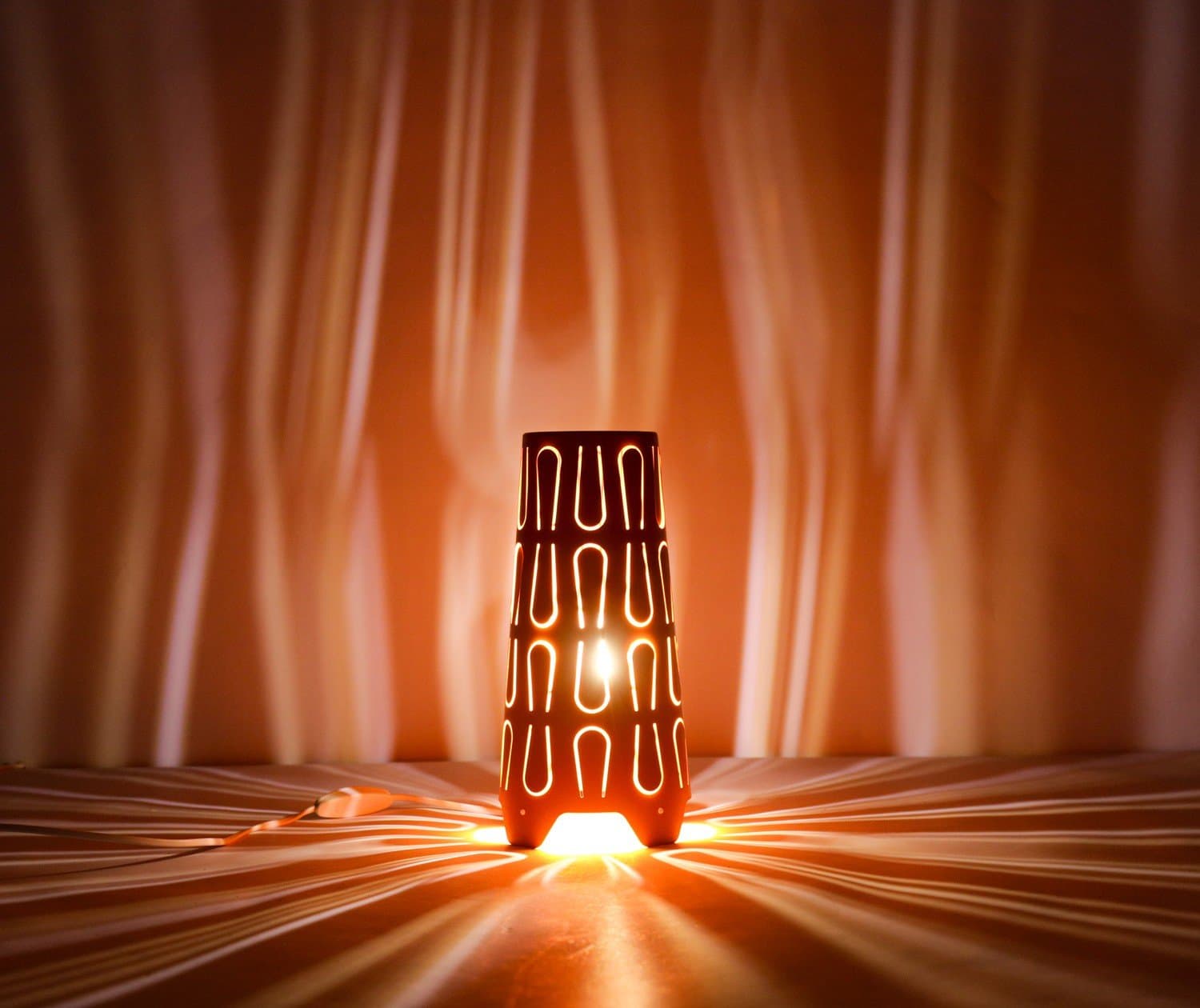 Bordslampa Kajuta orange, perforerad metall, design David Wahl.