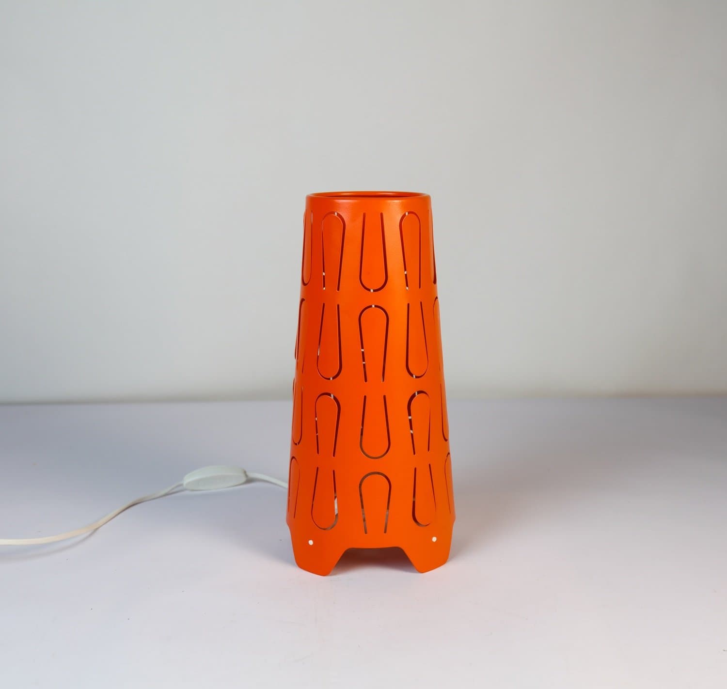Bordslampa Kajuta orange, perforerad metall, design David Wahl.