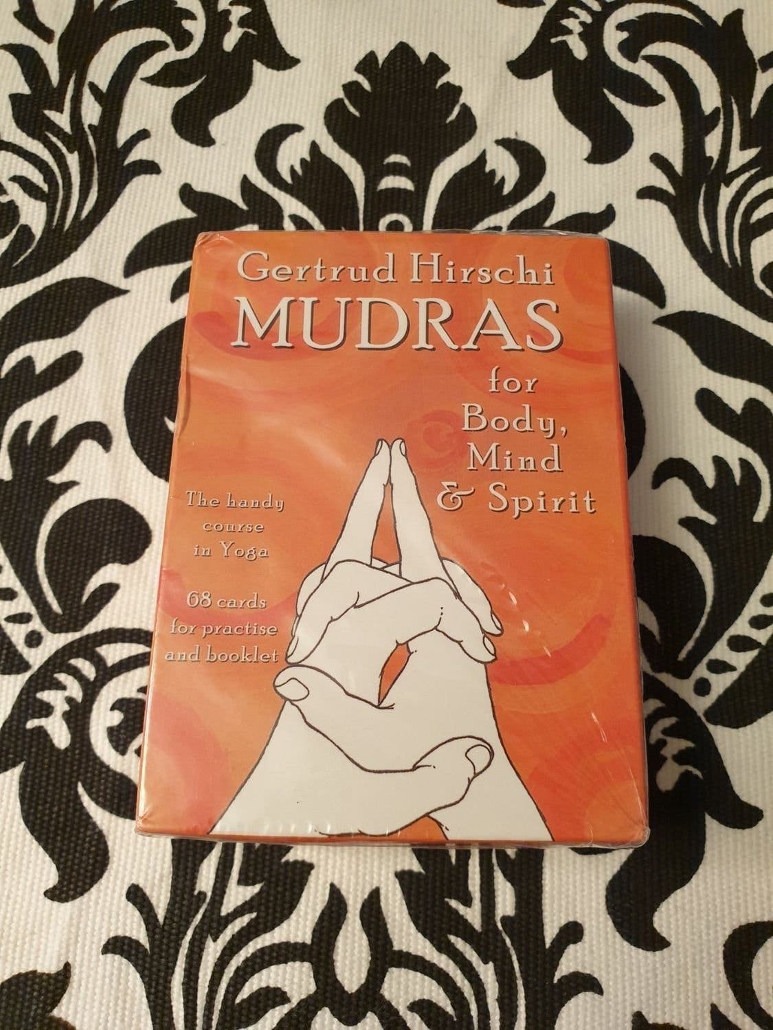 Mudras för kropp, sinne & själ / Mudras for body, mind & spirit *NY INPLASTAD*