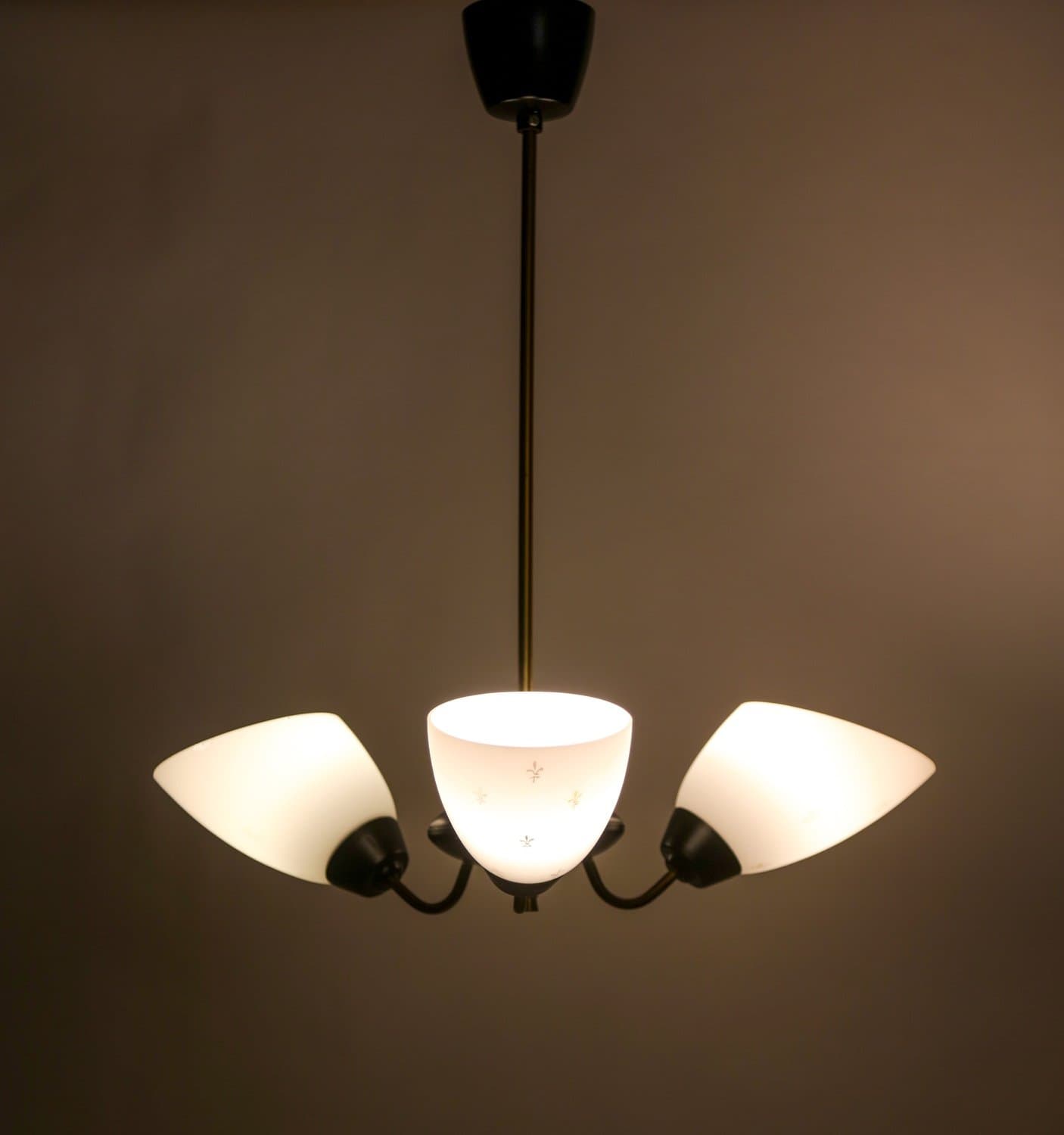 Takkrona Skandinavisk Mid-Century Modern, 50-tal. Metall, Mässing och Opalglas