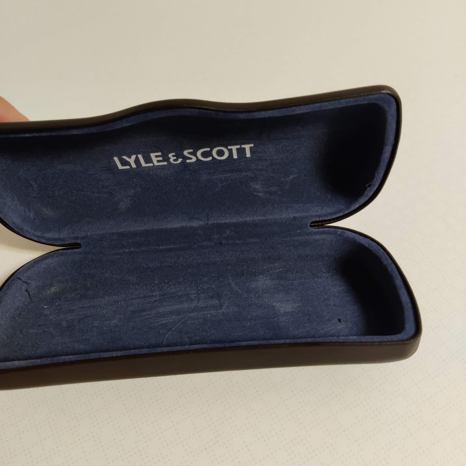 Lyle & Scott mörkt bruna glasögonfodral stilfull logga