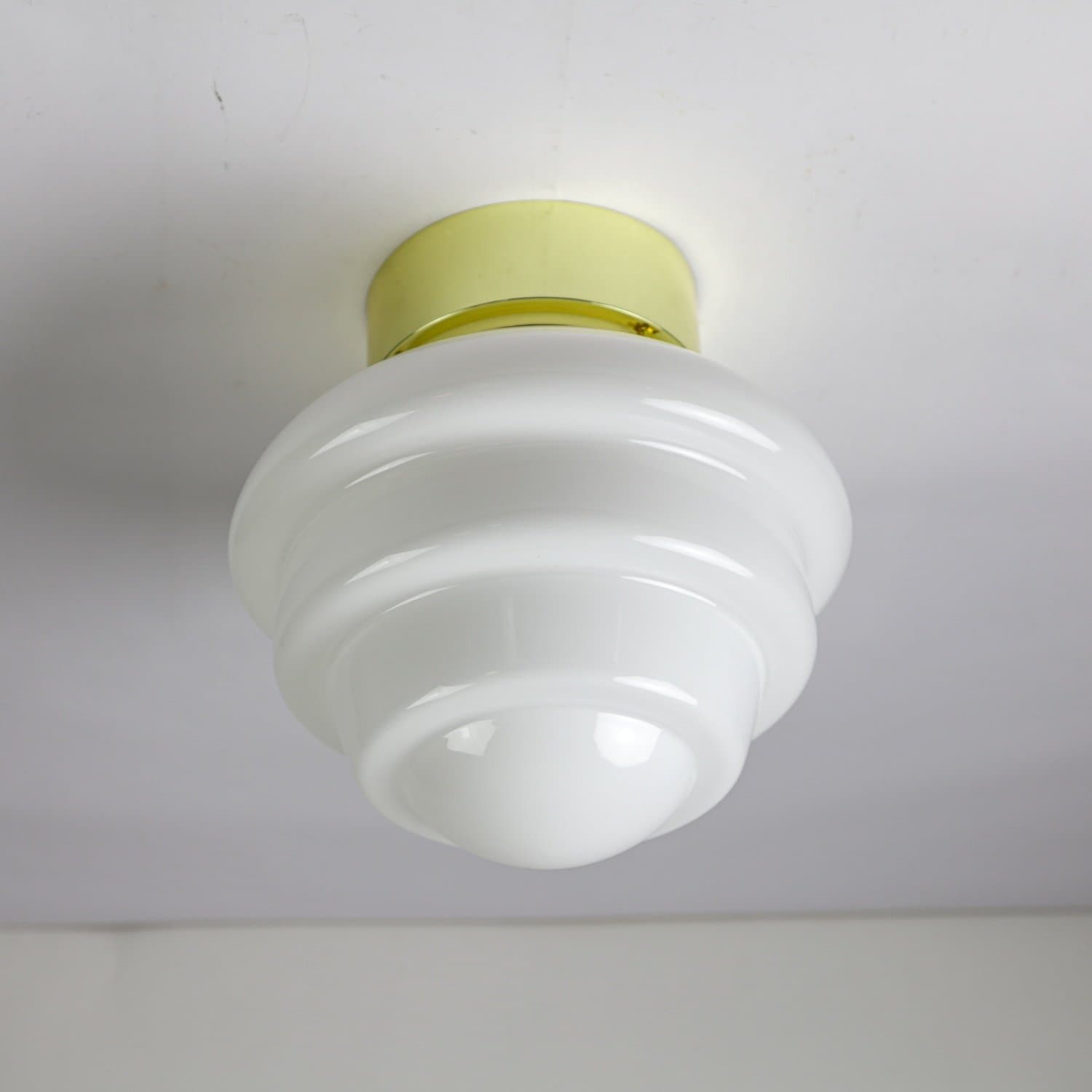 Klassisk Art deco – funkis taklampa, Opalglas kotte, guld-blank metall. Nyskick.