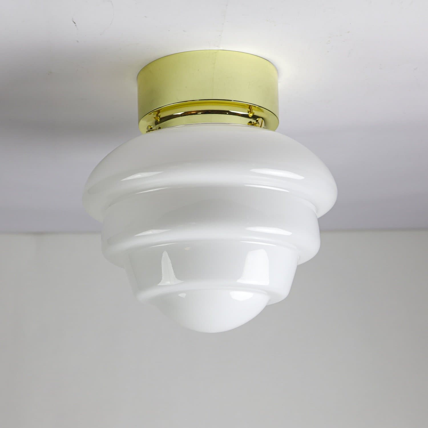 Klassisk Art deco – funkis taklampa, Opalglas kotte, guld-blank metall. Nyskick.