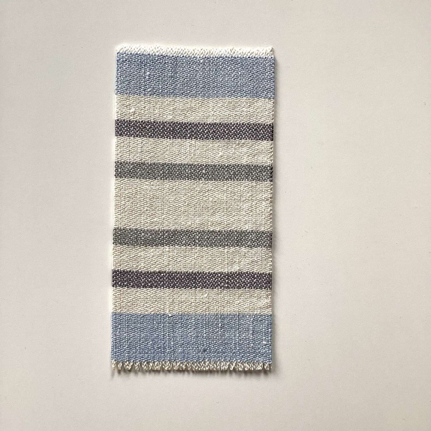 Matta Retro Lundby Dockskåp Blå Vit Grå Randig Av vintagetyg 13,5x6,5 cm Nygjord