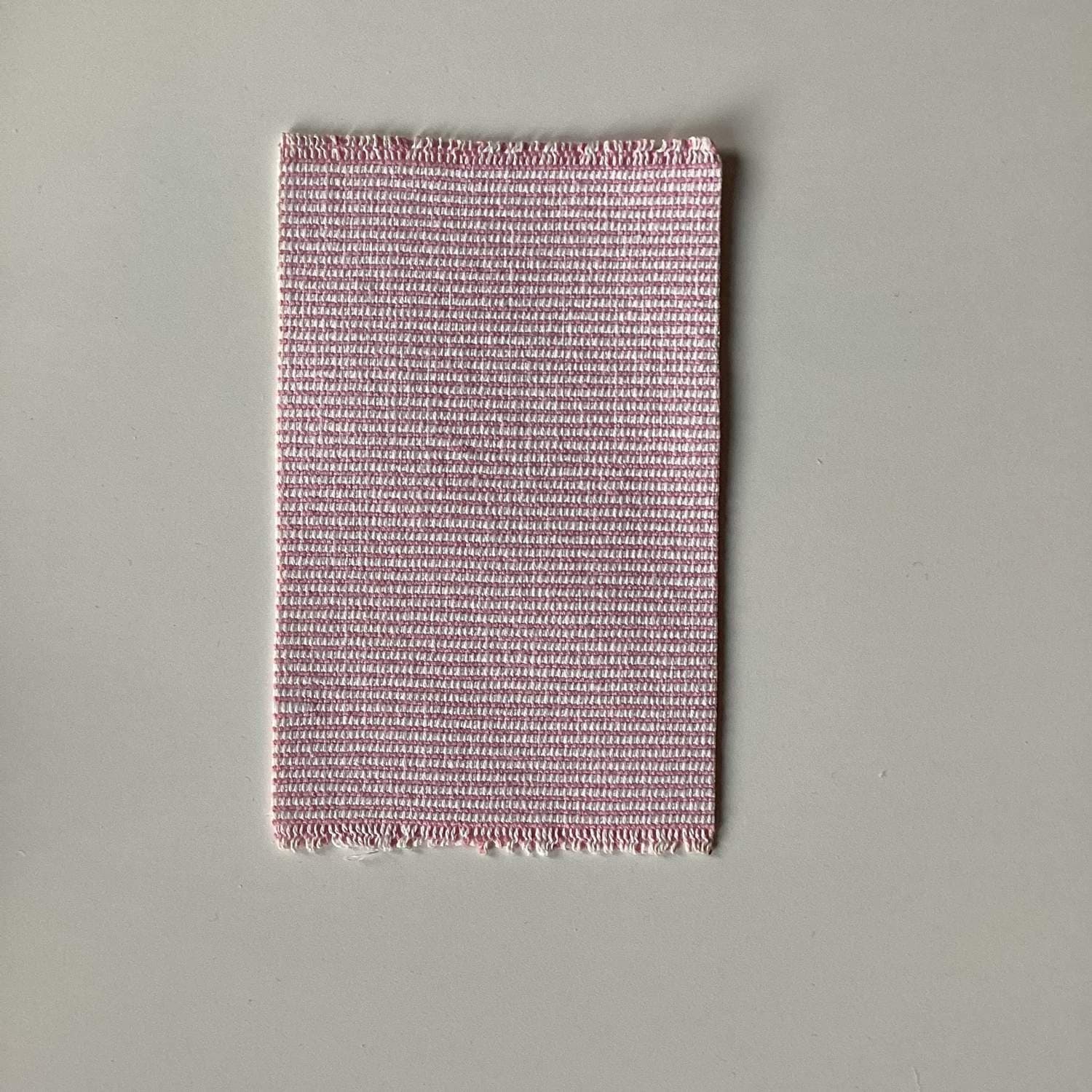 Rosa vit smalrandig matta till Lundby Dockskåp Av vintagetyg 11,5x7 cm Nygjord