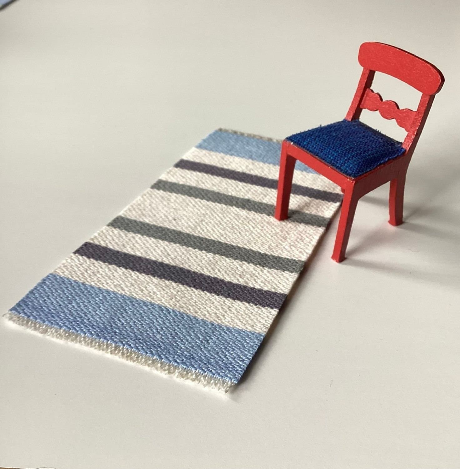 Matta Retro Lundby Dockskåp Blå Vit Grå Randig Av vintagetyg 13,5x6,5 cm Nygjord