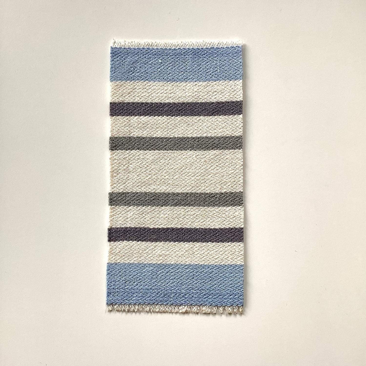 Matta Retro Lundby Dockskåp Blå Vit Grå Randig Av vintagetyg 13,5x6,5 cm Nygjord