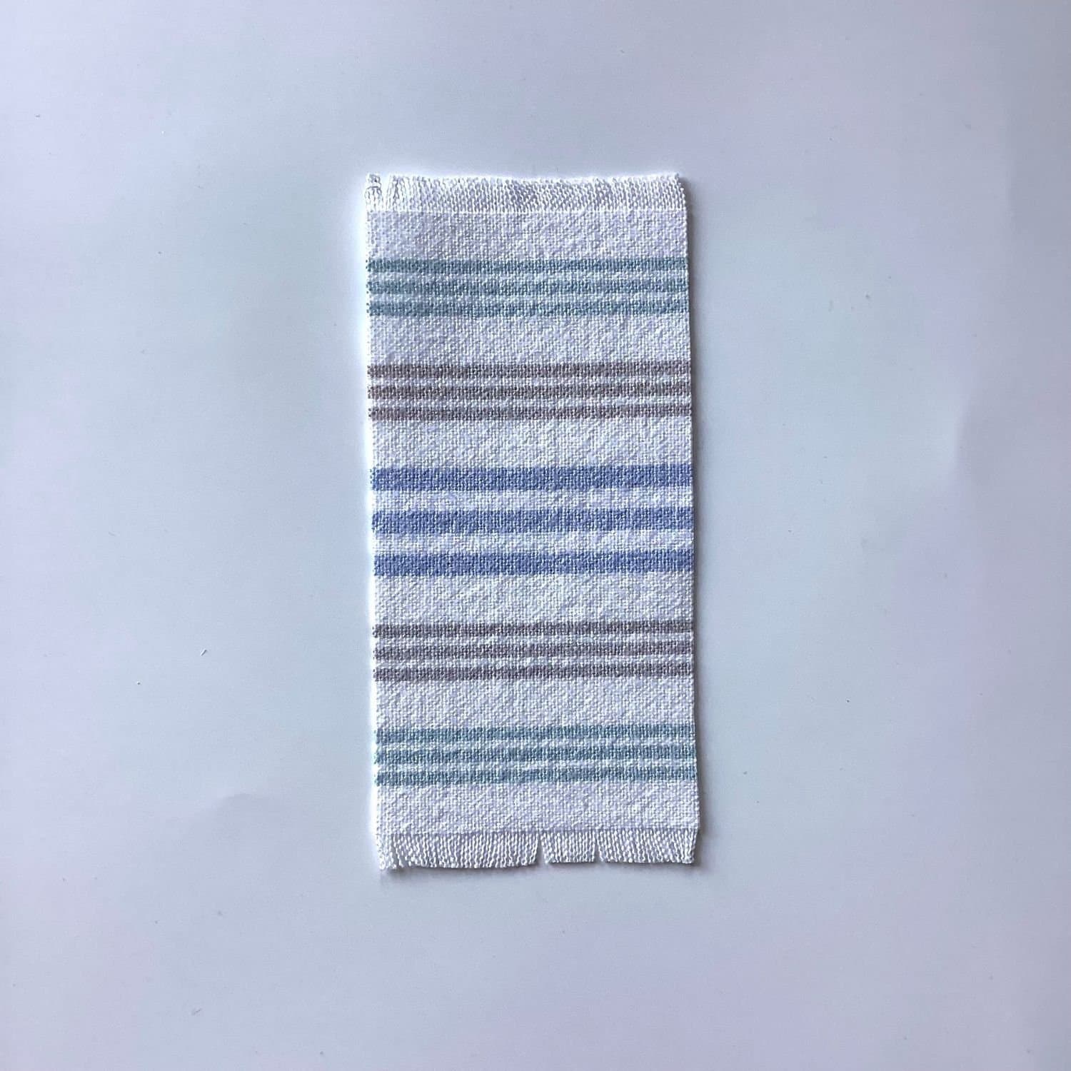 Matta Lundby Dockskåp Vit med ränder Tillverkad av vintagetyg 13x6 cm Nygjord