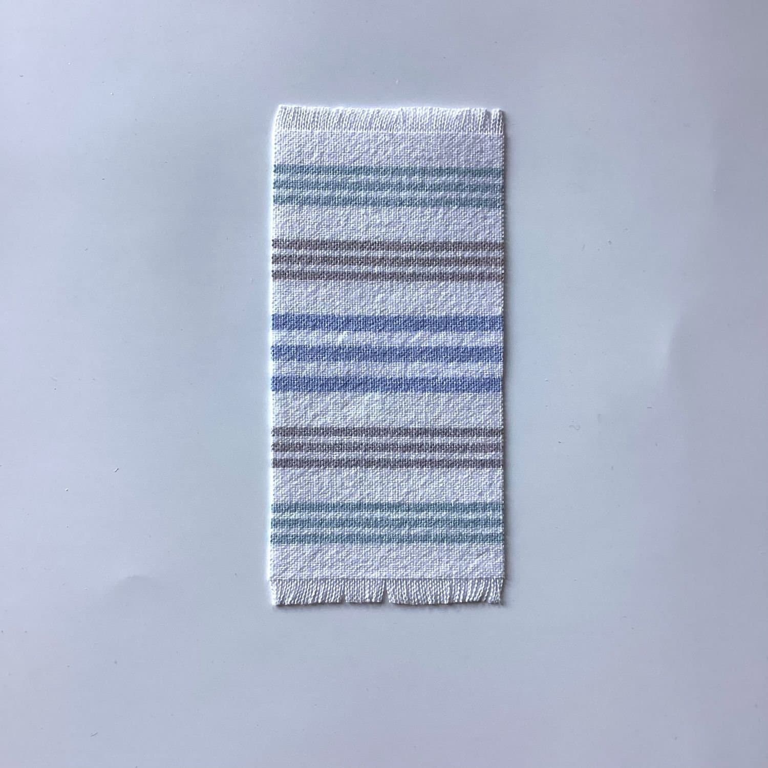 Matta Lundby Dockskåp Vit med ränder Tillverkad av vintagetyg 13x6 cm Nygjord