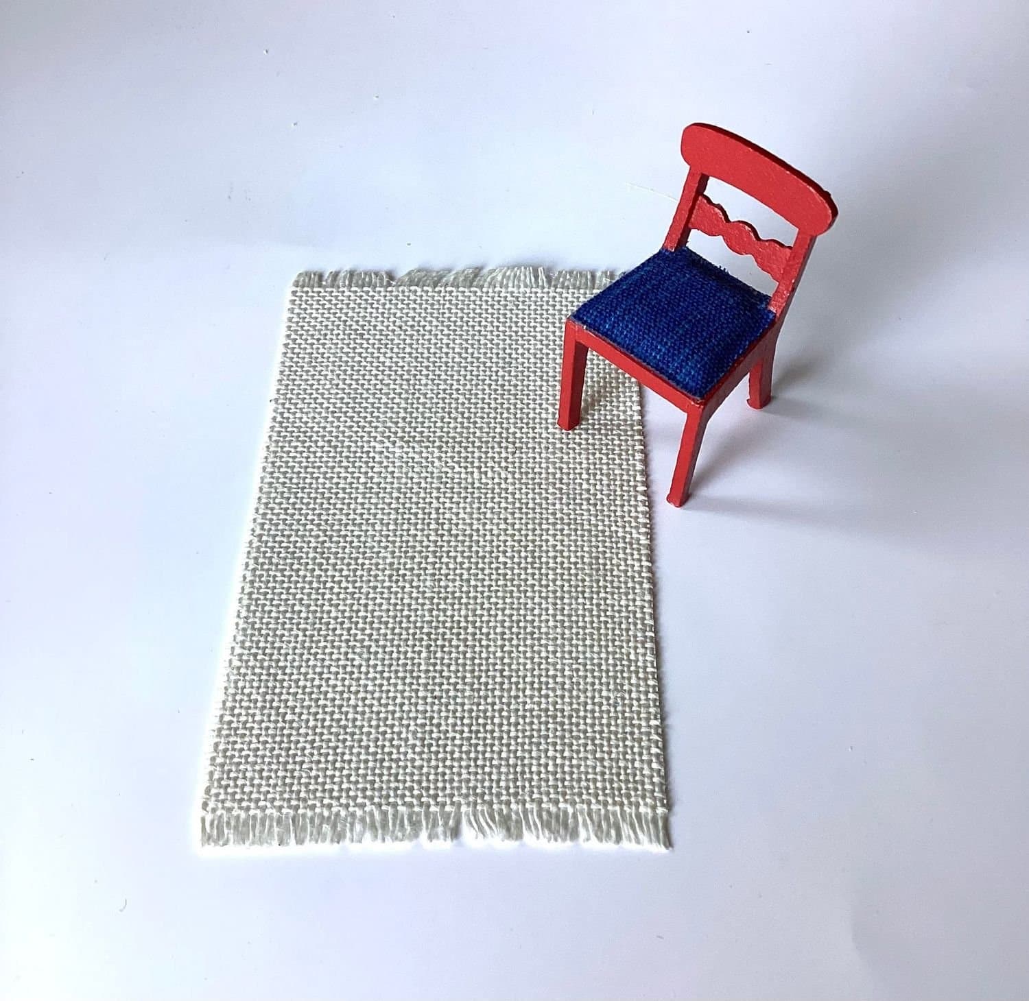 Fin matta av broderiväv passande till Lundby Dockskåp 7,5x12,5 cm Av linne lin