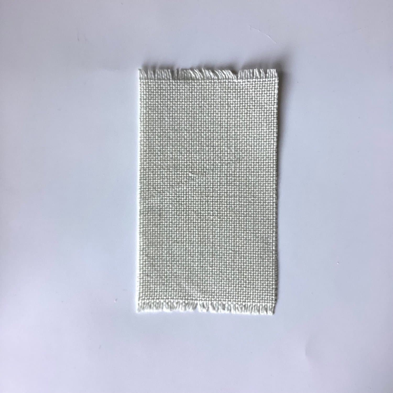 Fin matta av broderiväv passande till Lundby Dockskåp 7,5x12,5 cm Av linne lin