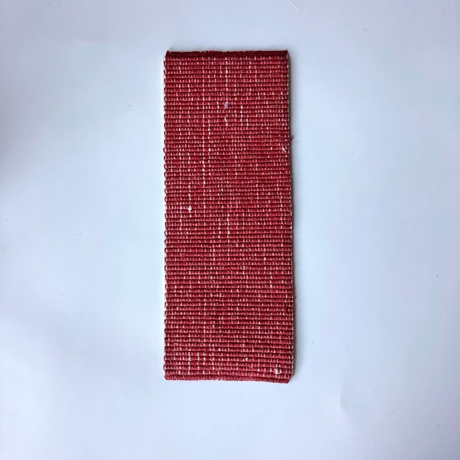 Röd/ vinröd Matta till Lundby Dockskåp 13,5 x 5 cm Nytillverkad av vintagetyg