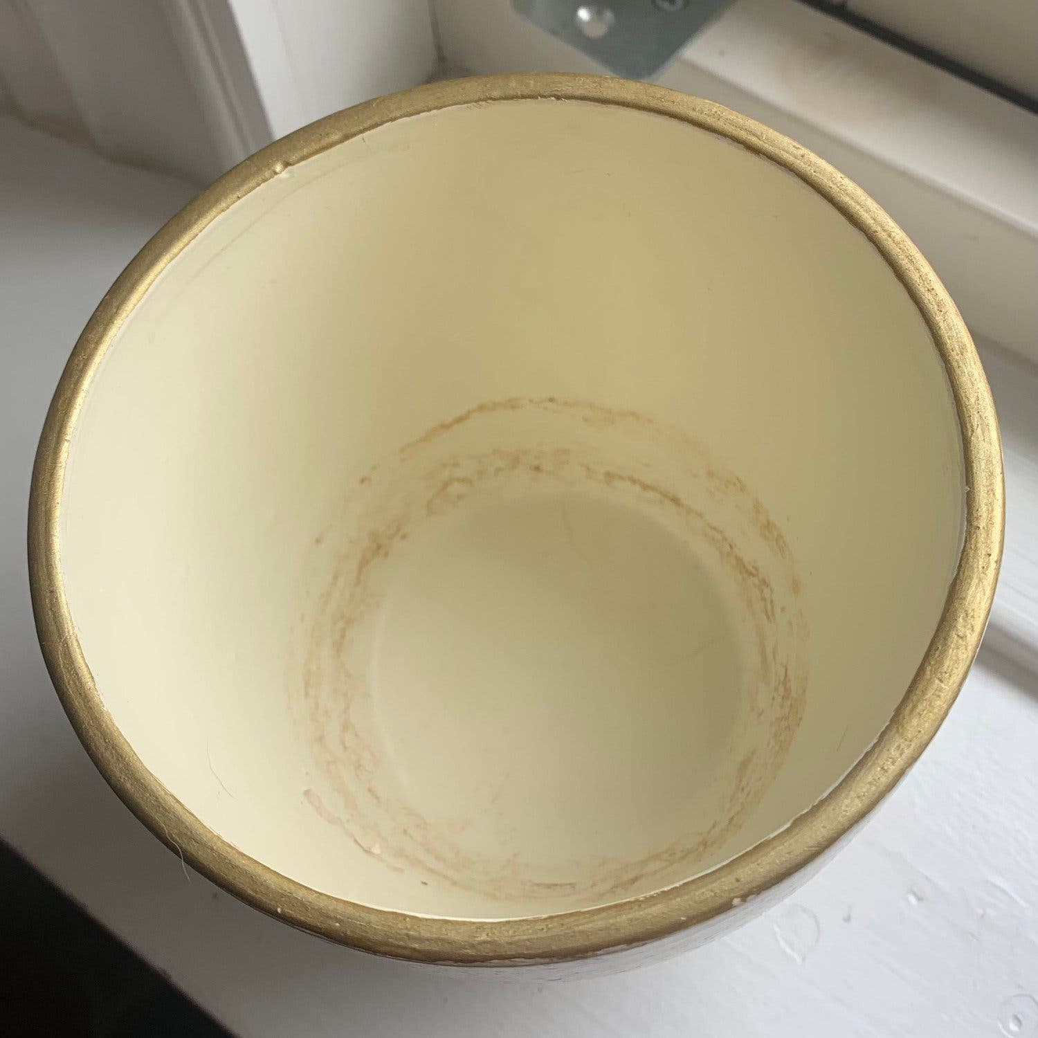 Signerad Keramikkruka/kruka i keramik, Ytterfoder, äggskalsvit med gulddetaljer