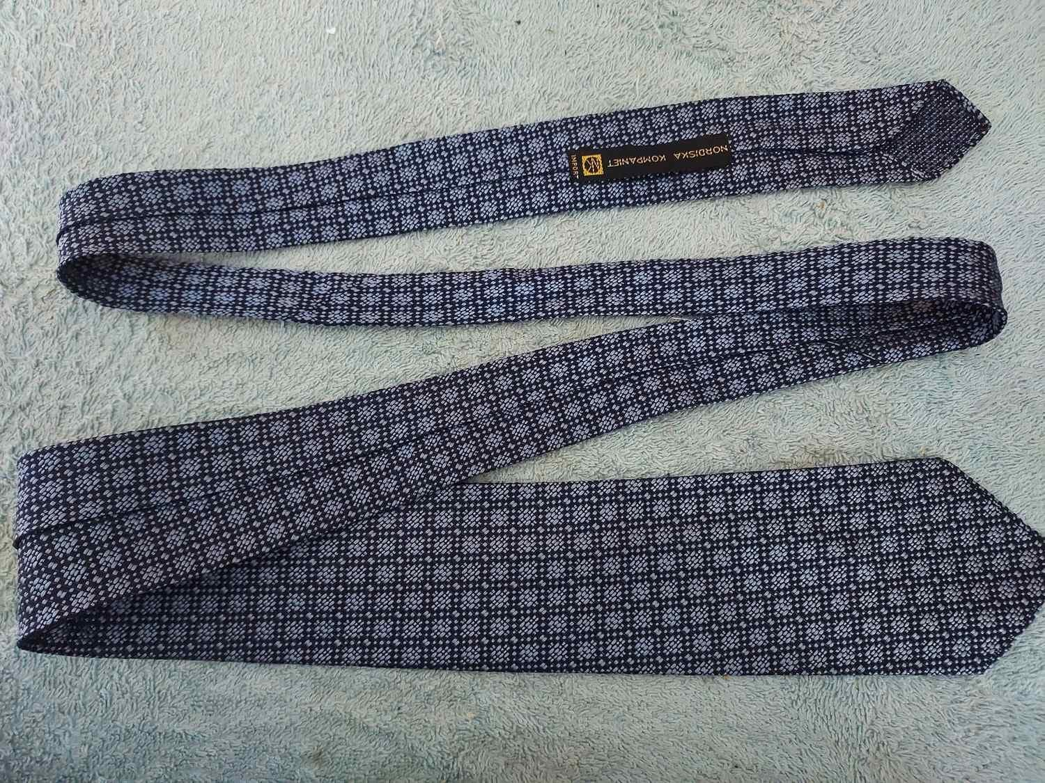 Slips 60-tal NK All Silk Marinblå Mönster i Ljusblått Längd 141,5 cm Bredd 7 cm