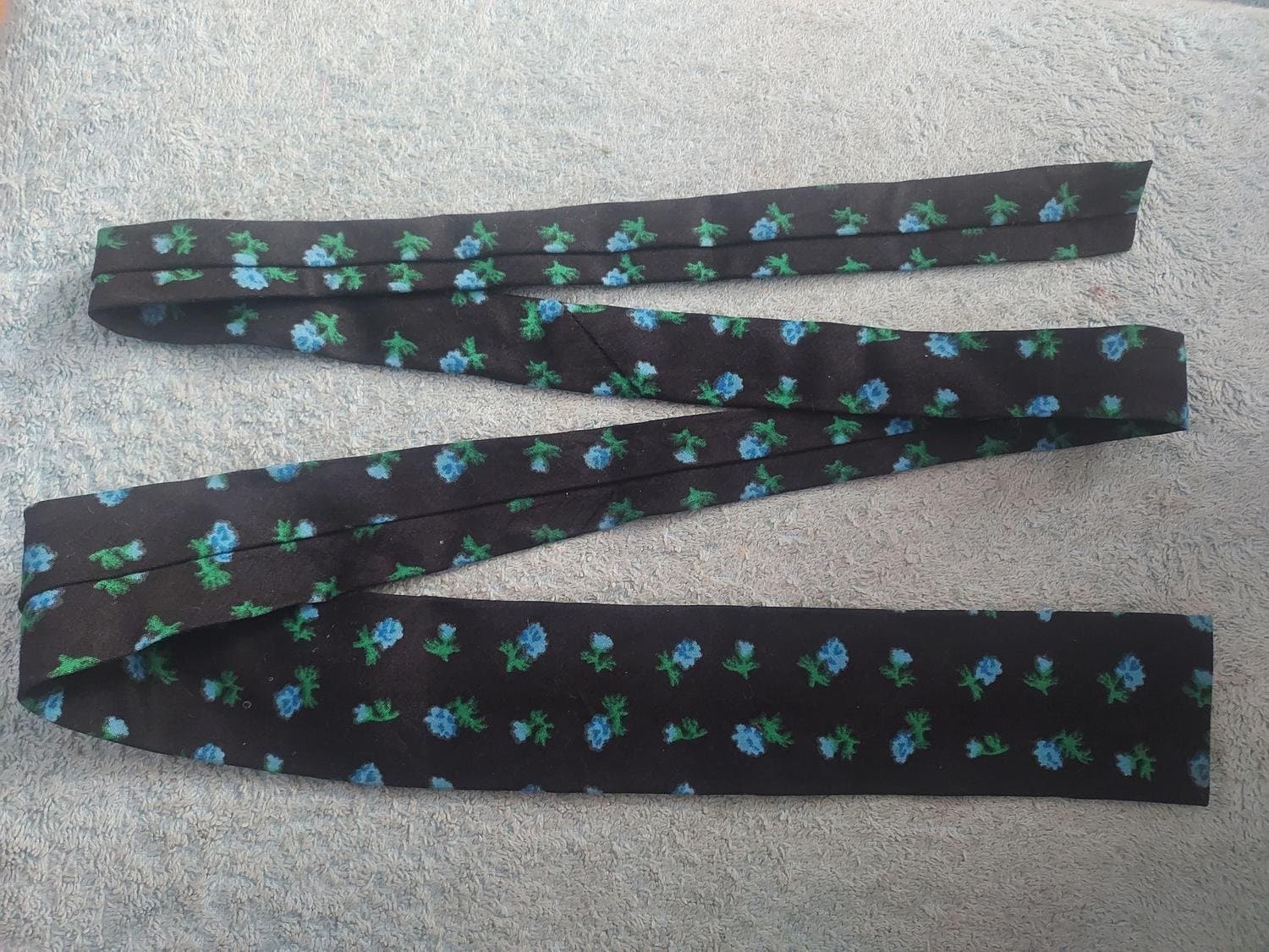 Slips 70-tal Bomull Svart Blommor i Blått o Grönt Längd 133 cm Bredd 5,5 cm