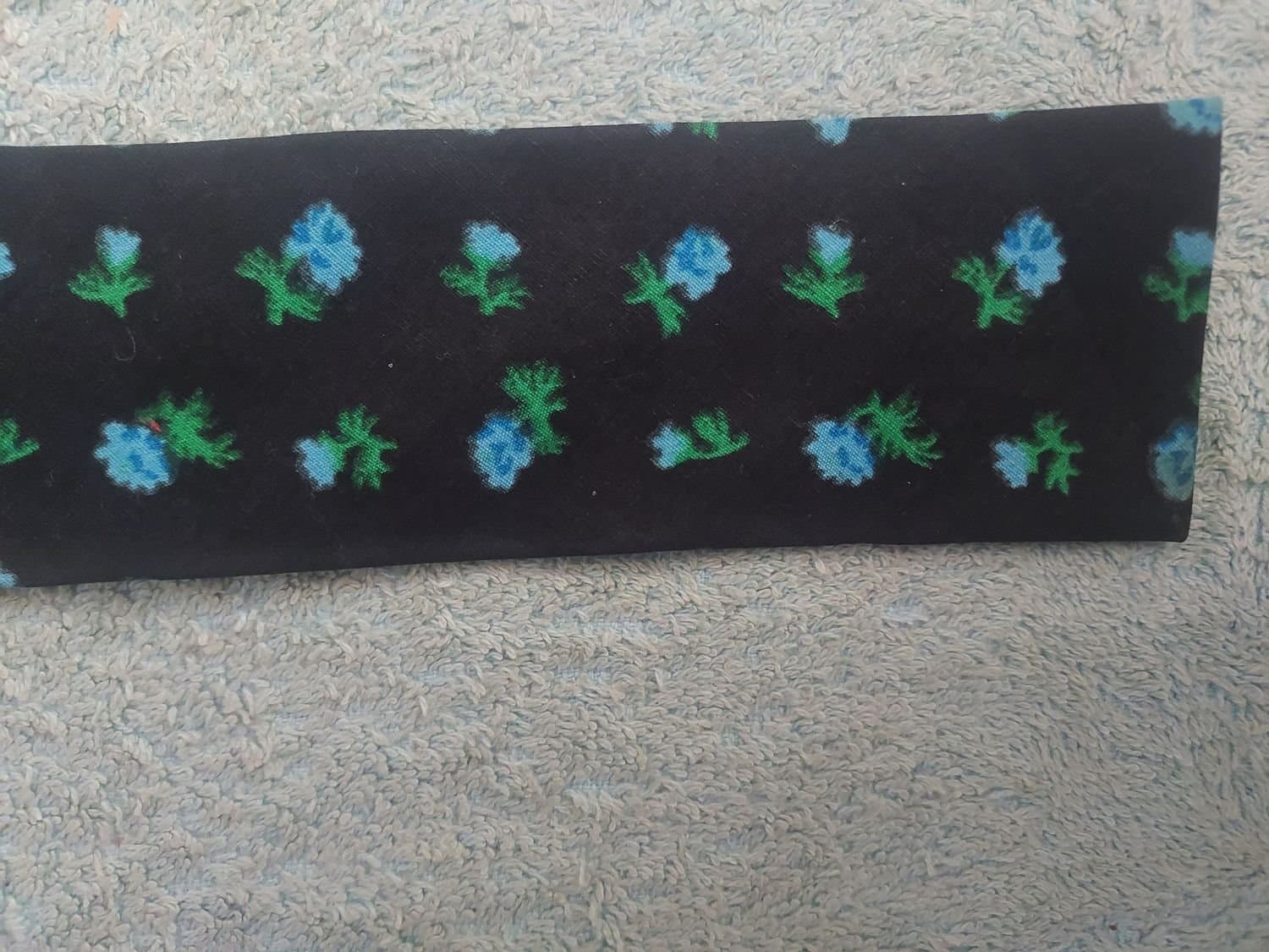 Slips 70-tal Bomull Svart Blommor i Blått o Grönt Längd 133 cm Bredd 5,5 cm