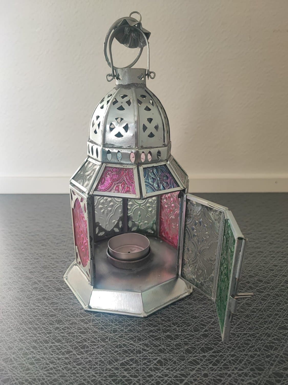 Underbar lykta i mässing med röda och blåa glas