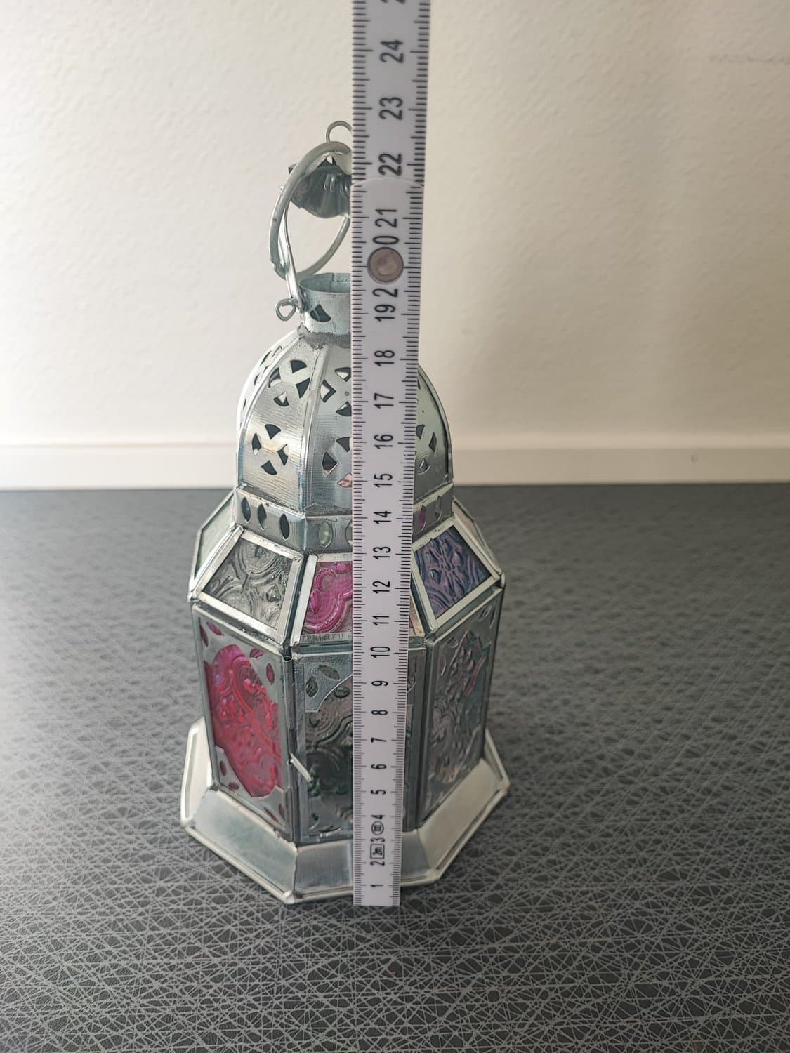 Underbar lykta i mässing med röda och blåa glas