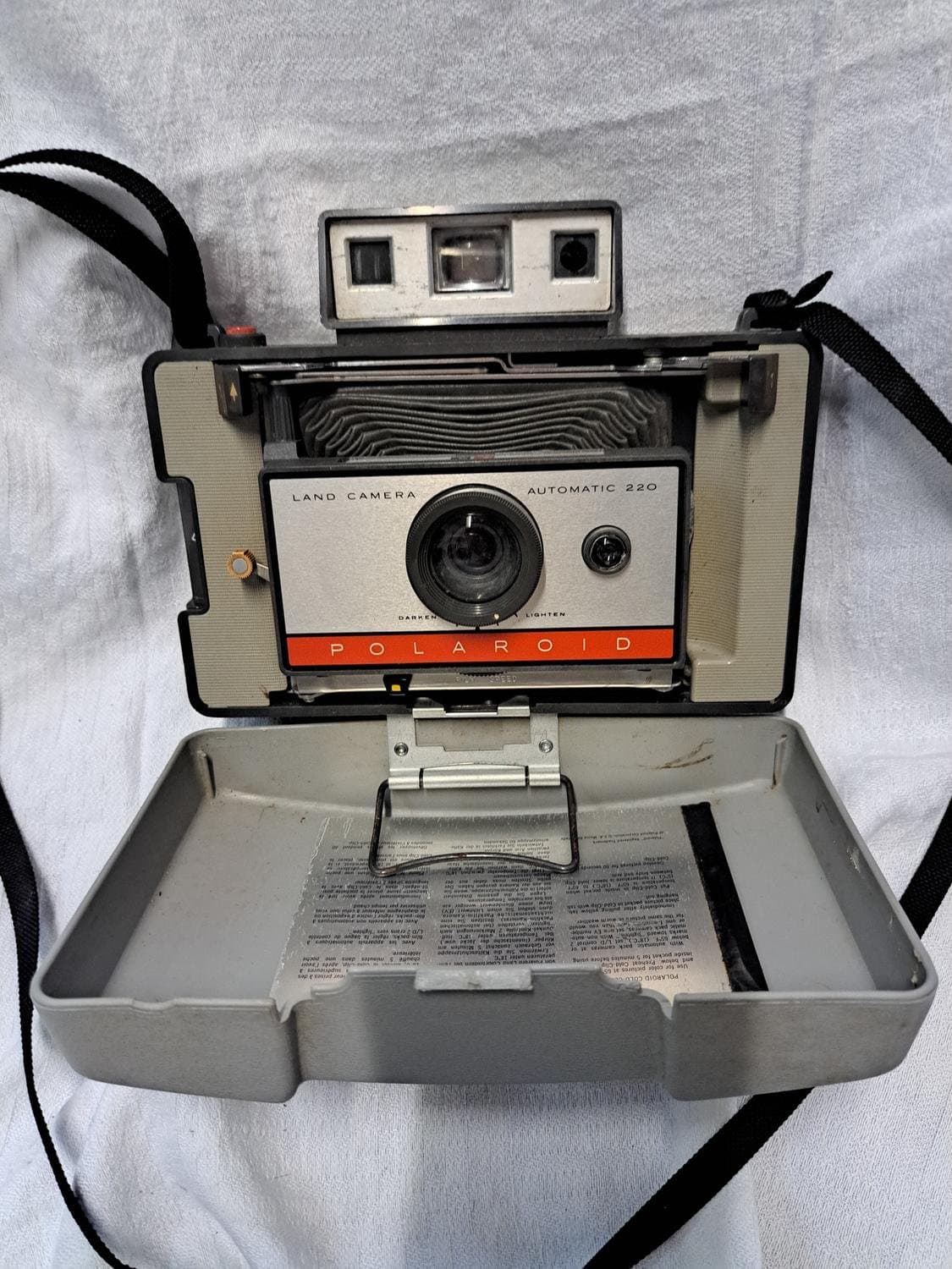 VINTAGE POLAROID 220 Land Camera With Hard Shell Bag Flash