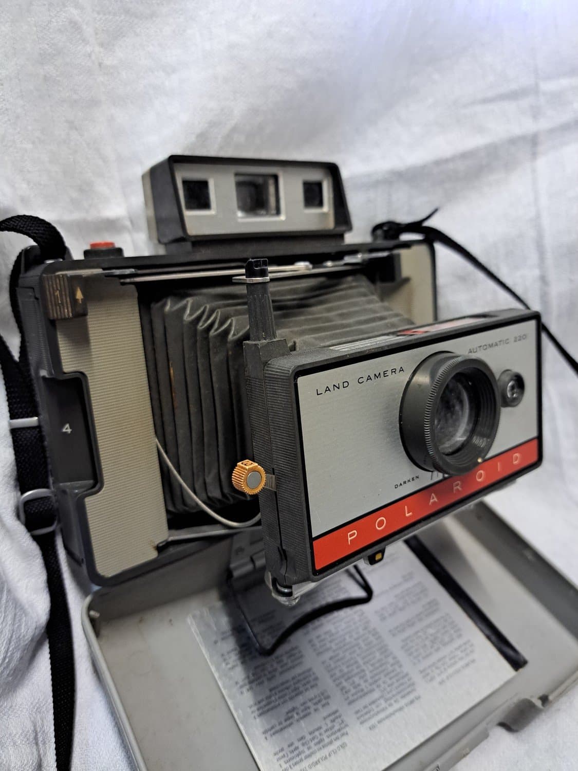 VINTAGE POLAROID 220 Land Camera With Hard Shell Bag Flash
