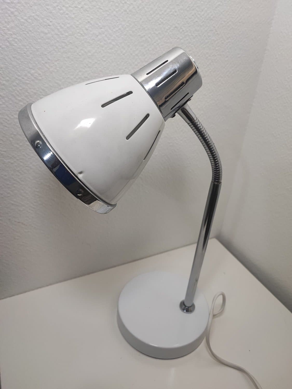 Stilren skrivbordslampa i metall – vit och krom (ca 50 cm hög)