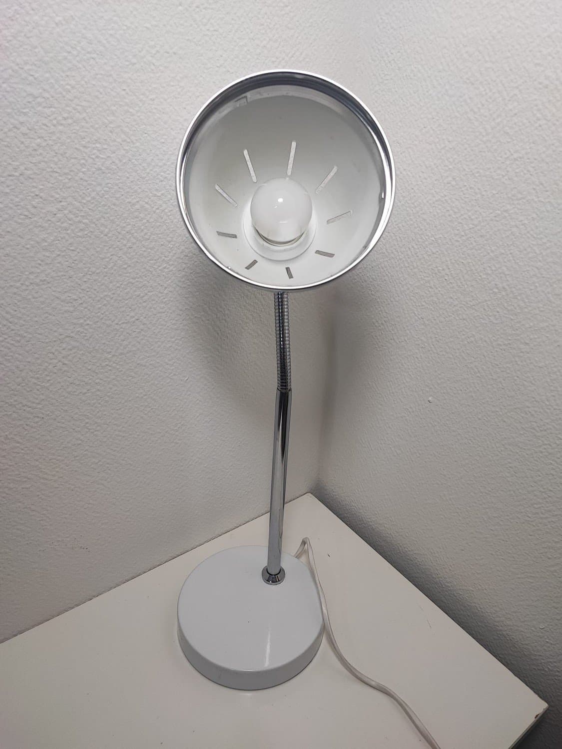 Stilren skrivbordslampa i metall – vit och krom (ca 50 cm hög)