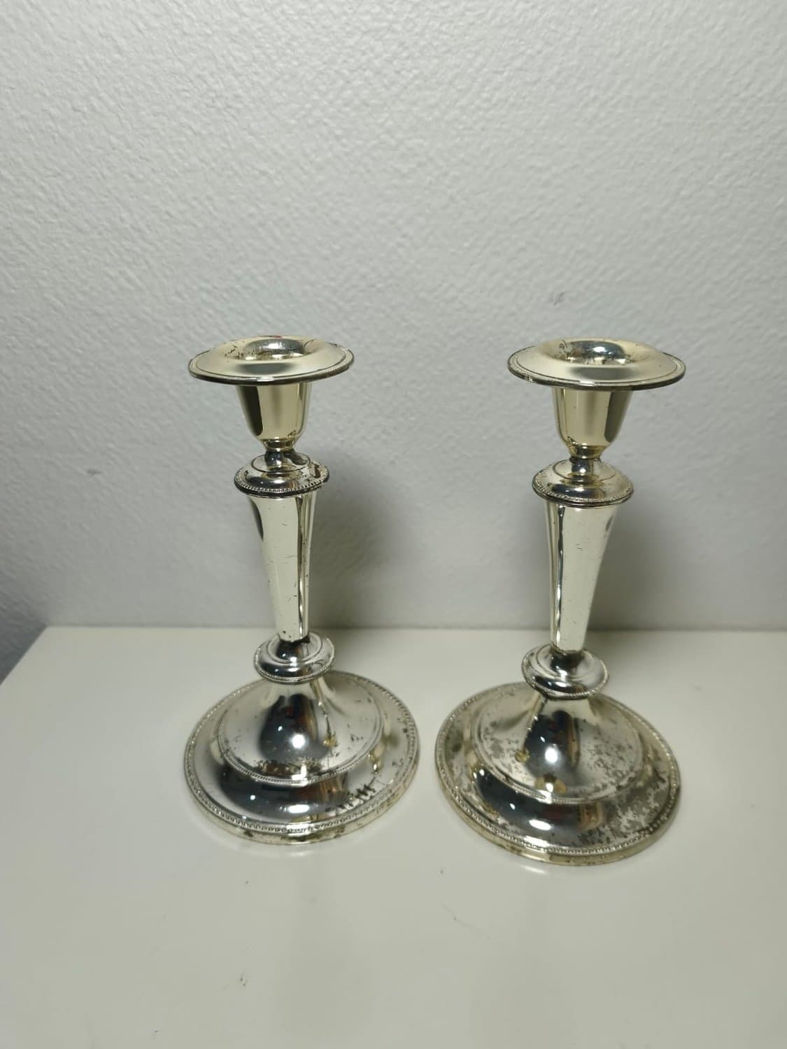 Vackra ljusstakar i silverpläterad metall – klassisk elegans (Höjd ca 18,5 cm)