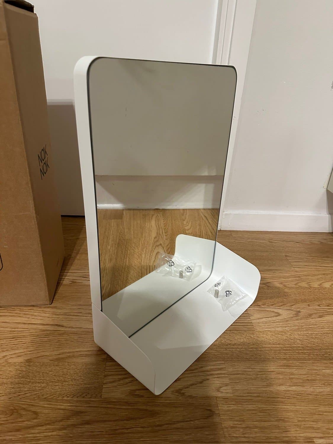 NakNak Shelf - Vit Spegelskåp mirror shelf av Yun Li