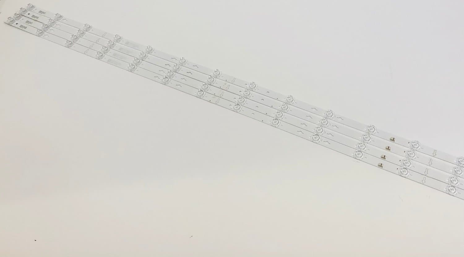 B0101-000896 55HR330MN02 4 st LED-bakgrundsbelysningar - TCL 55C641