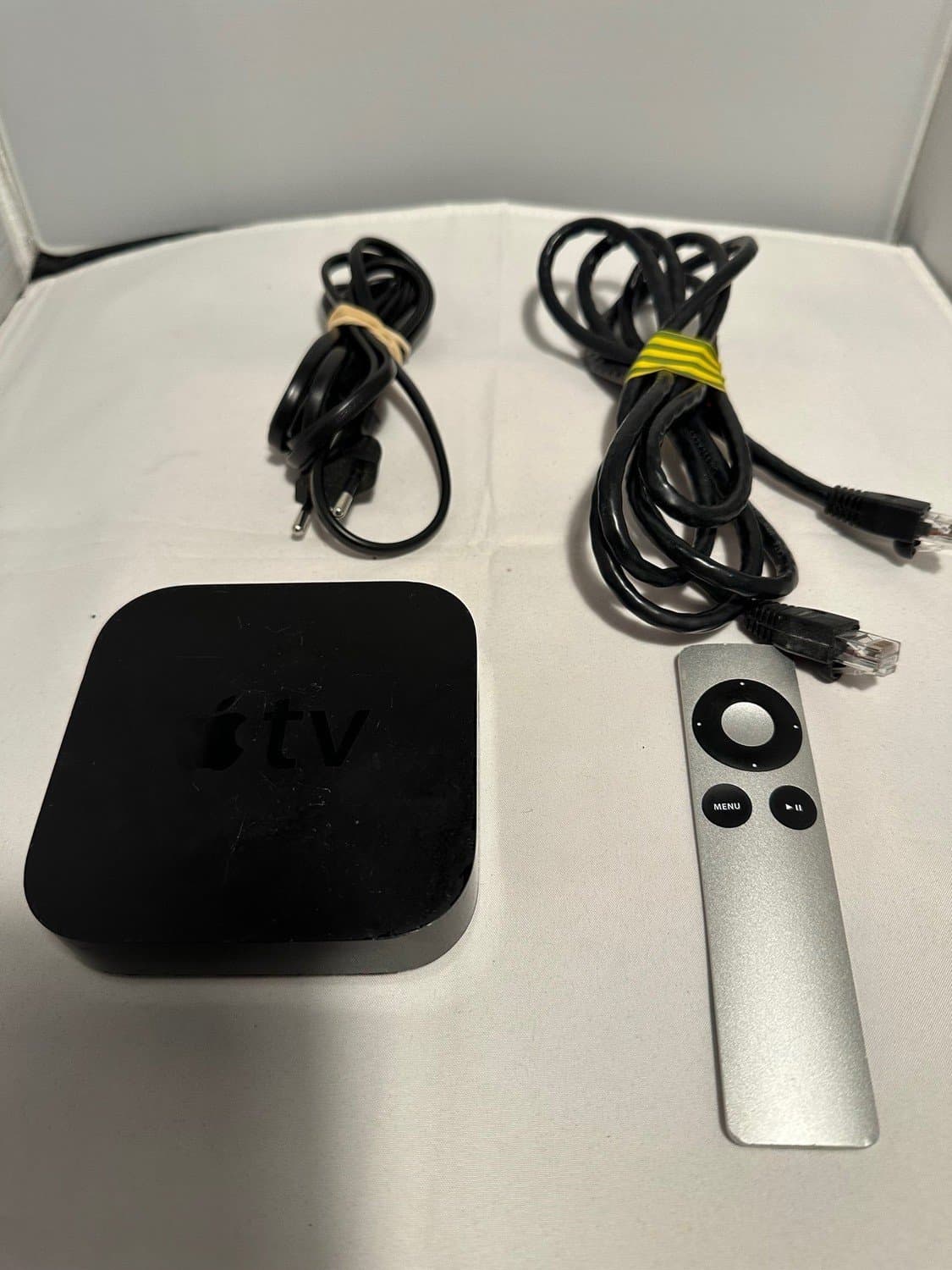 Apple TV A1378 med fjärrkontroll / remote & power cable