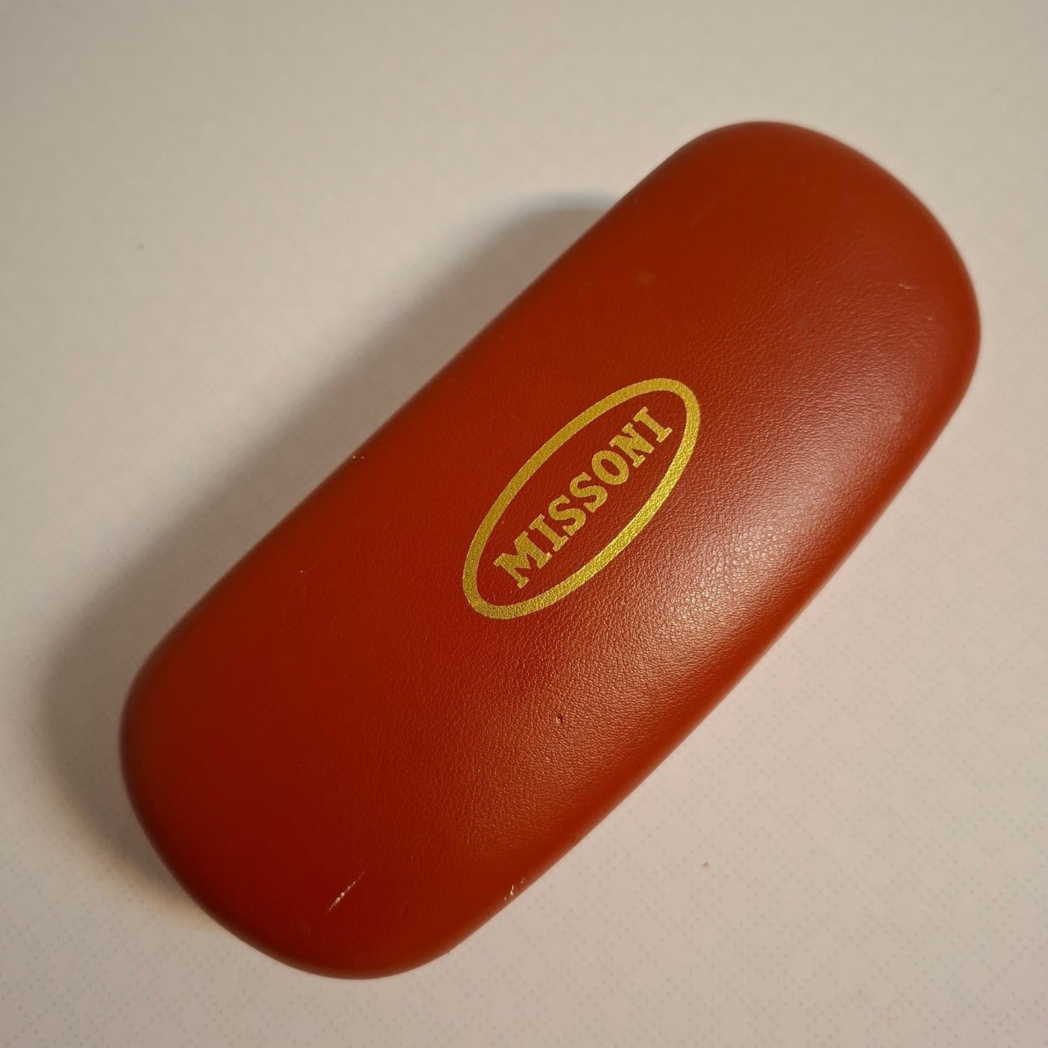 MISSONI glasögonfodral hårt etui, brunt med text i guld.