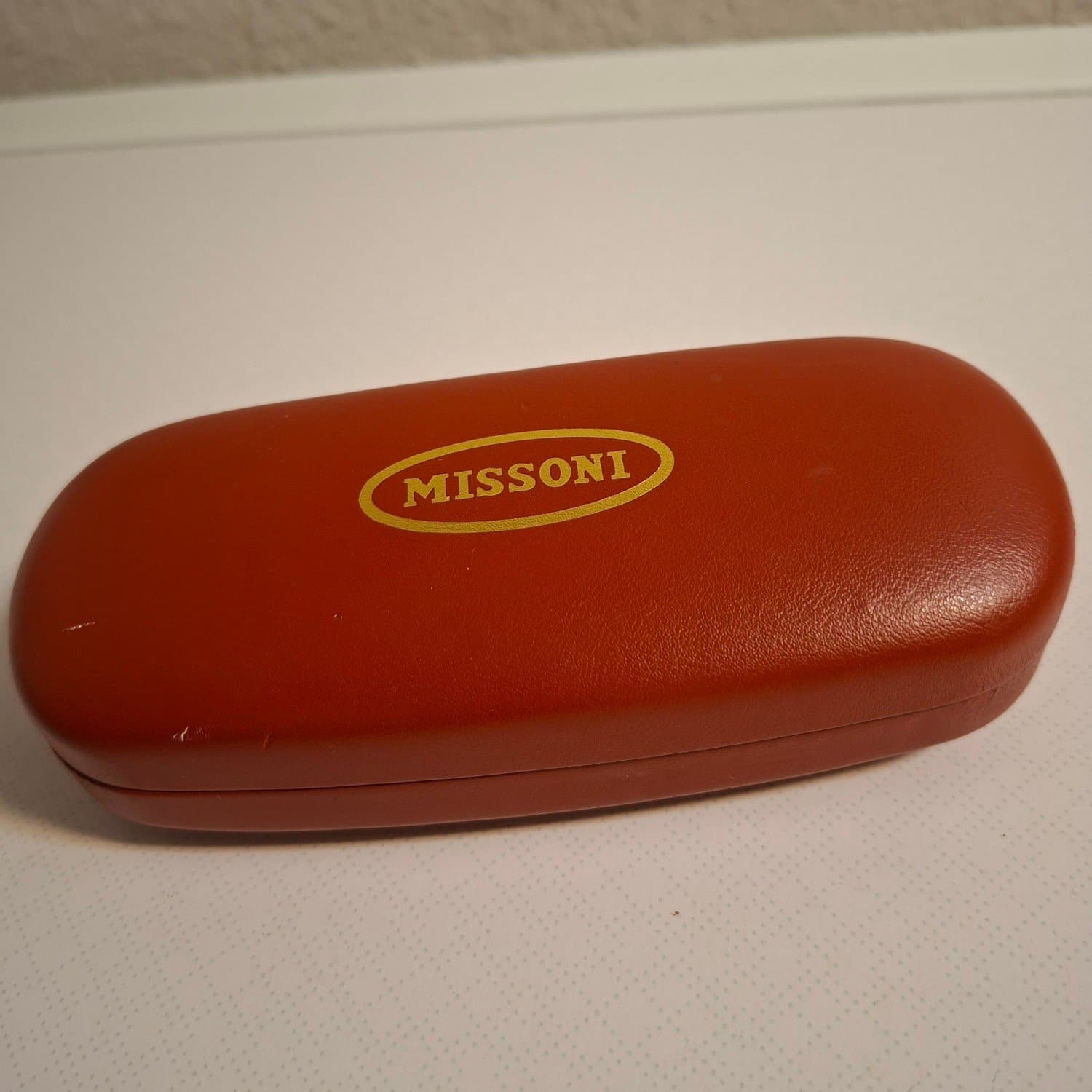 MISSONI glasögonfodral hårt etui, brunt med text i guld.
