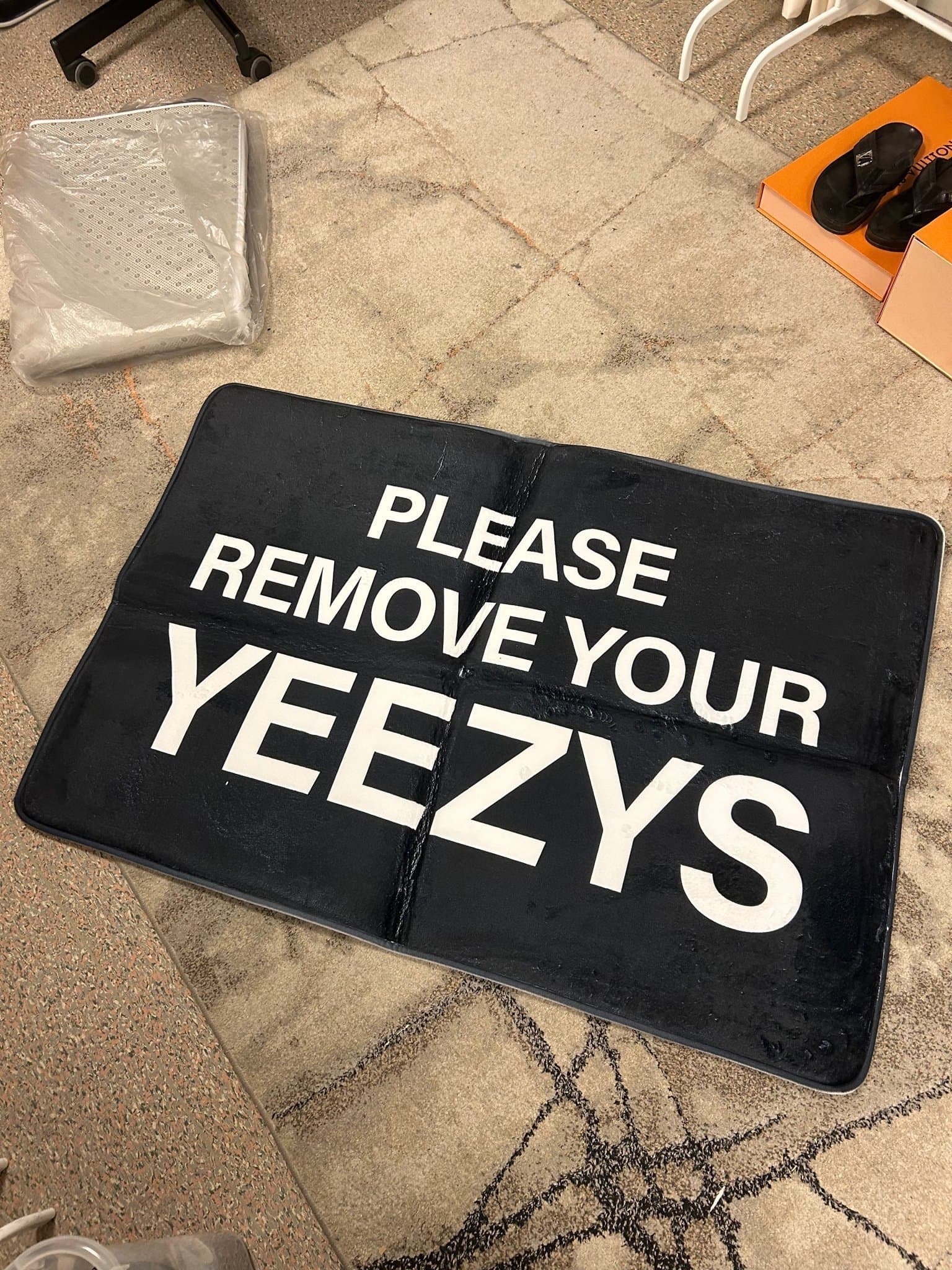 Yeezy Logo Matta