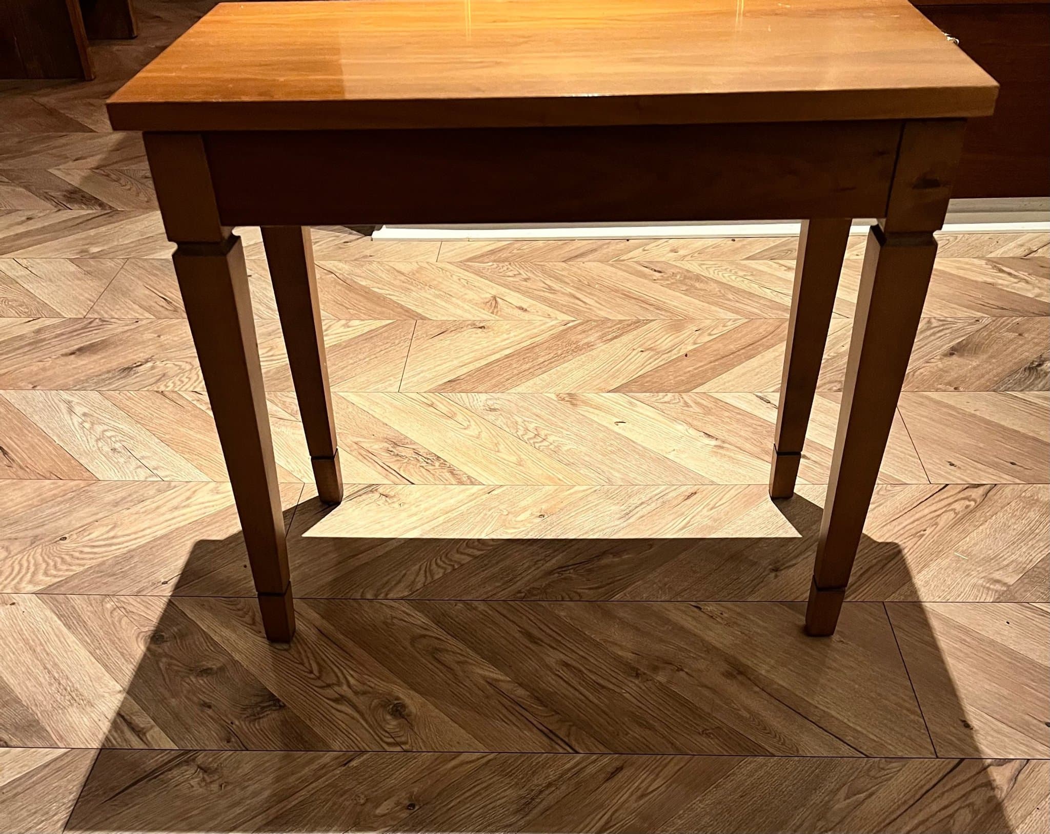 Träbord med förvaring