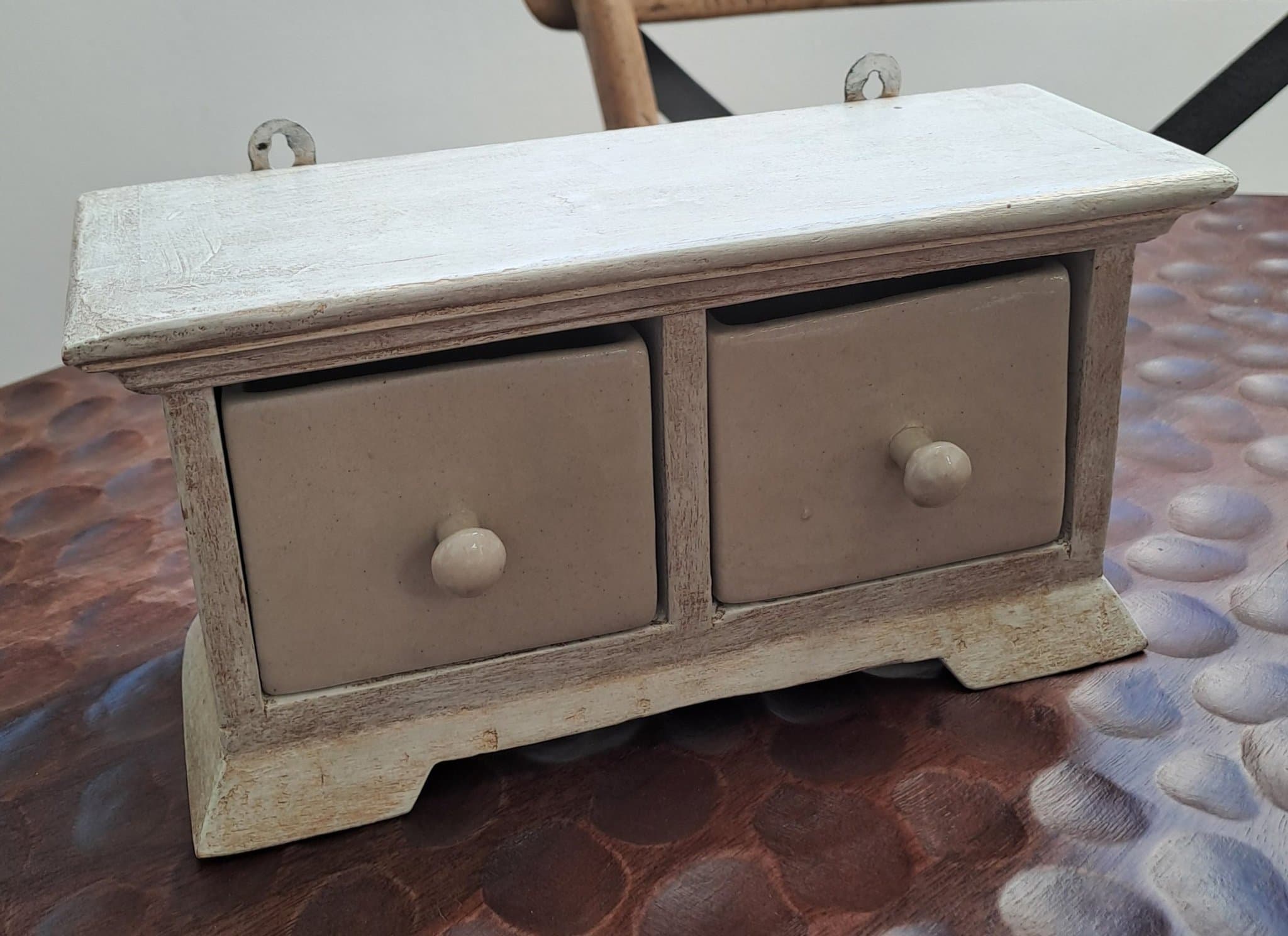 Liten byrå / vägghylla med två lådor. Shabby Chic