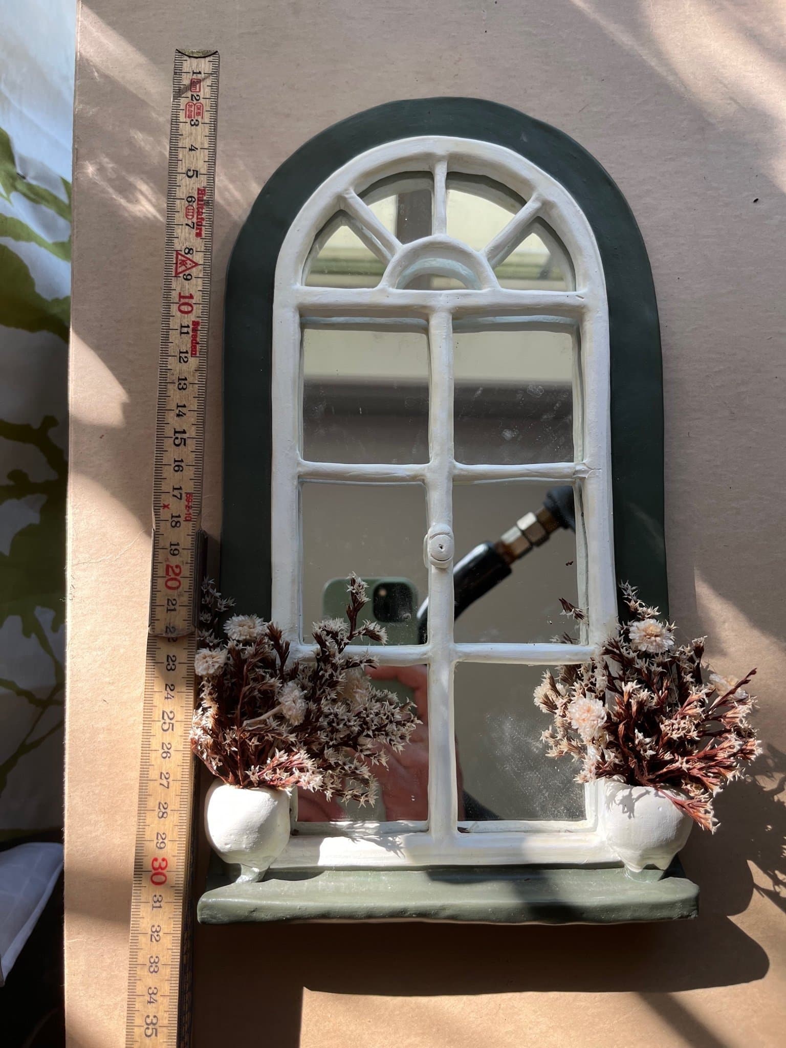 En stor och en liten Dekorativ Spegel i Fönsterdesign