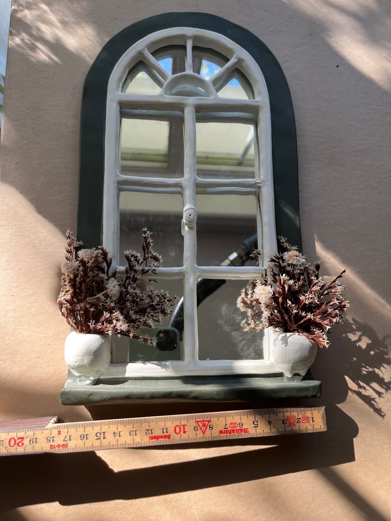 En stor och en liten Dekorativ Spegel i Fönsterdesign