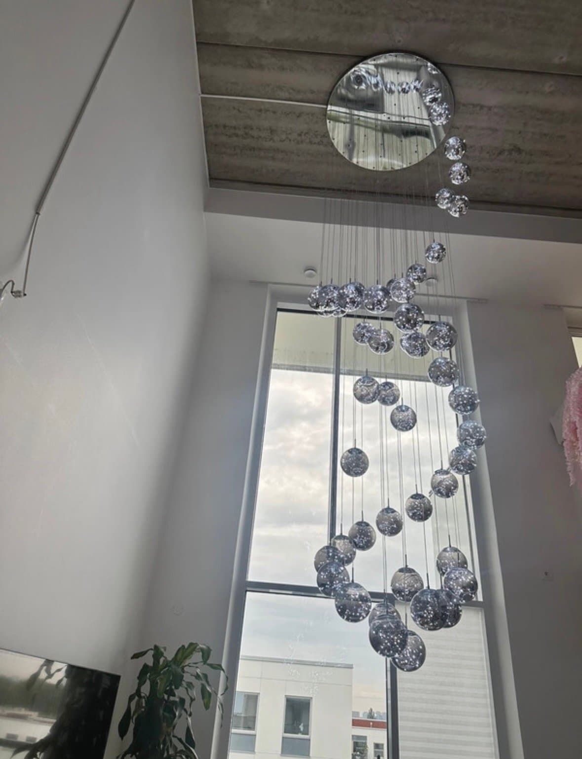 Elegant taklampa med dekorativa glaskulor