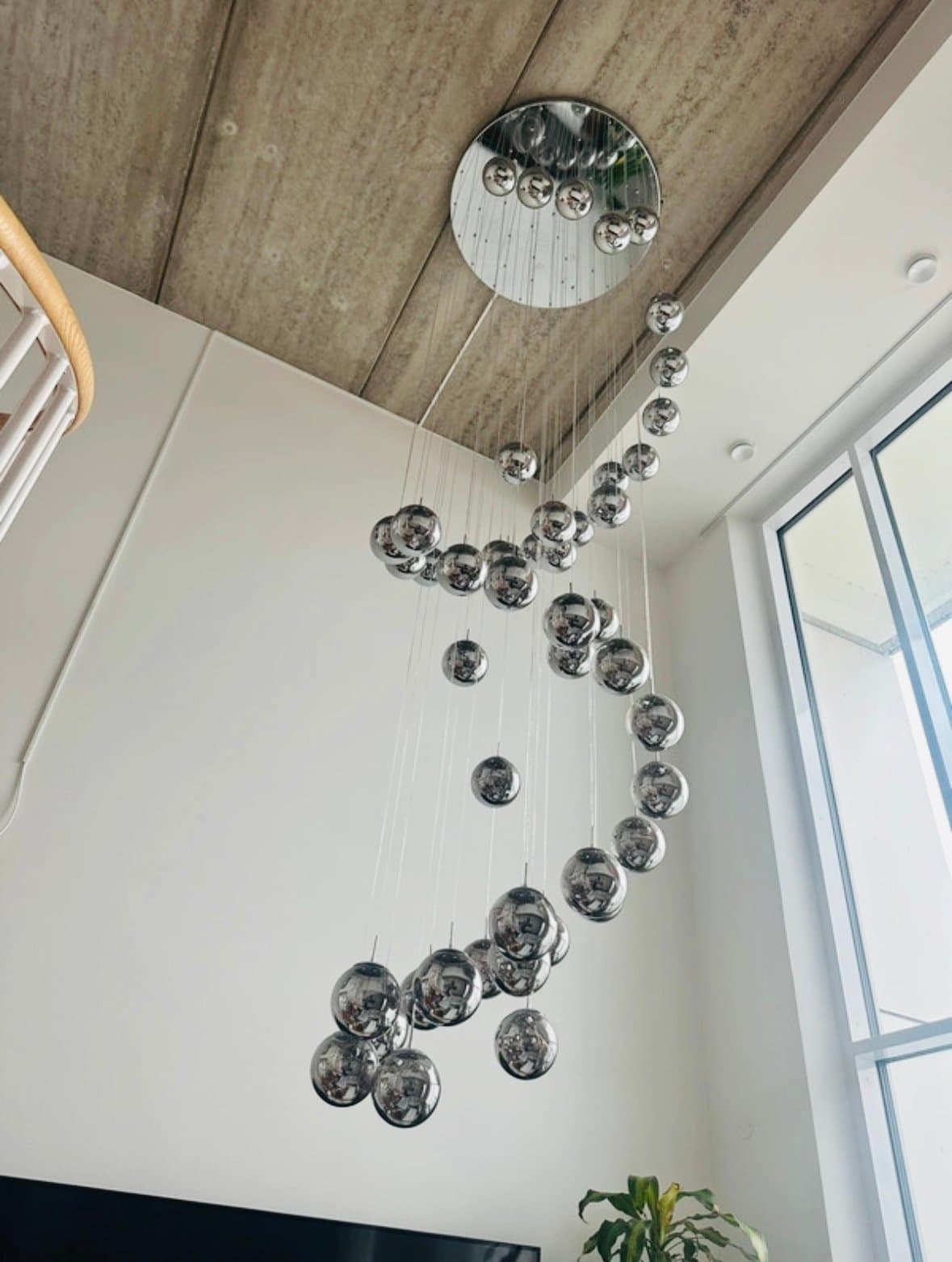 Elegant taklampa med dekorativa glaskulor