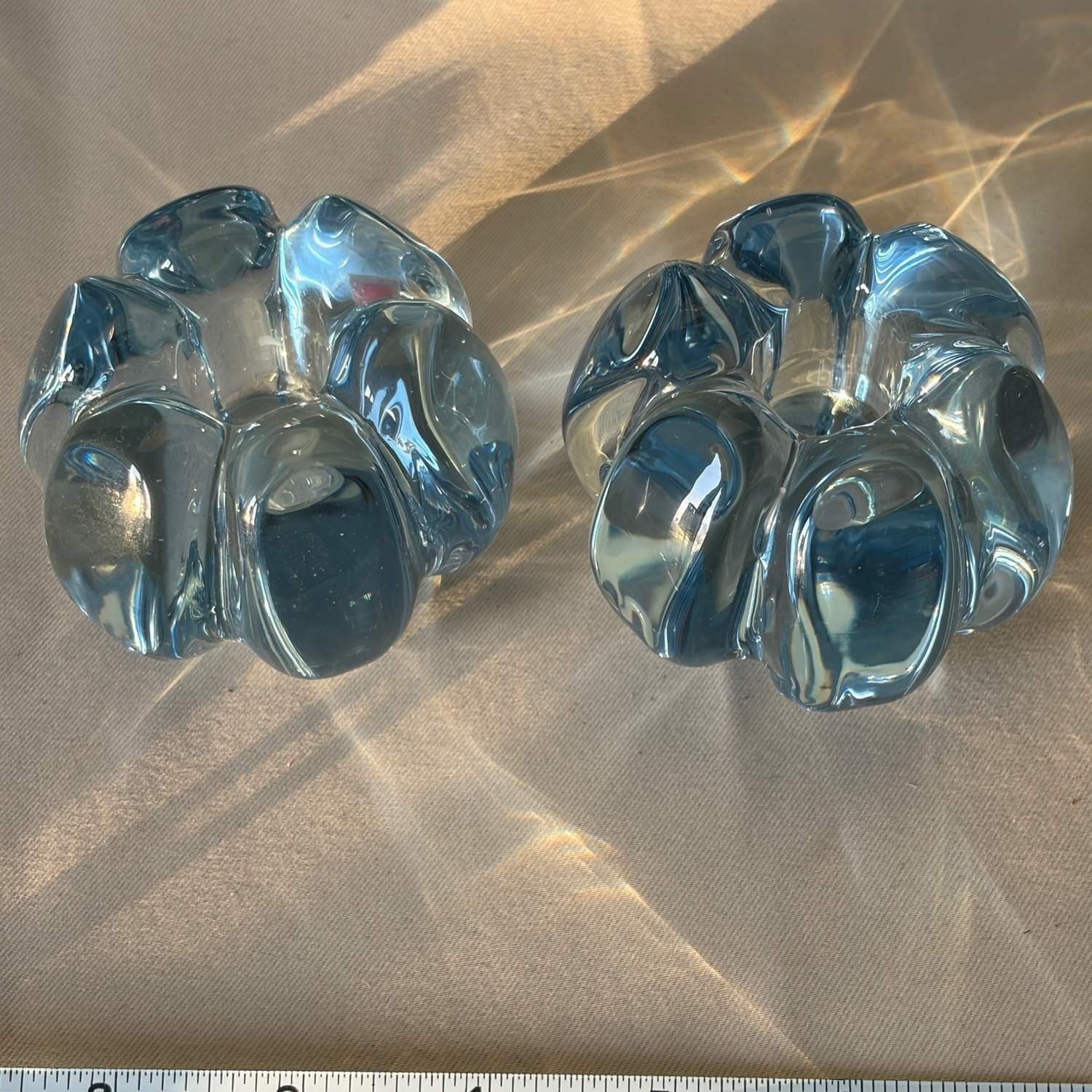 2 st isblå ljusstakar Kosta