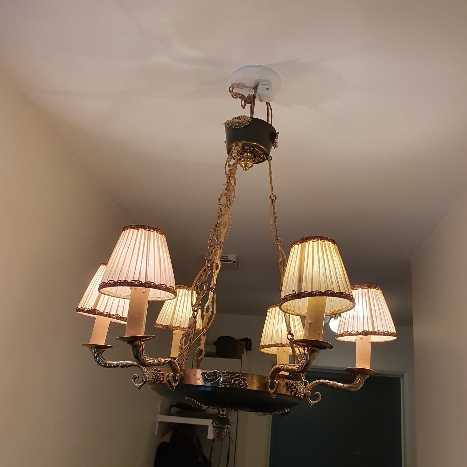 Elegant takkrona i mässingdetaljer med lampskärmar